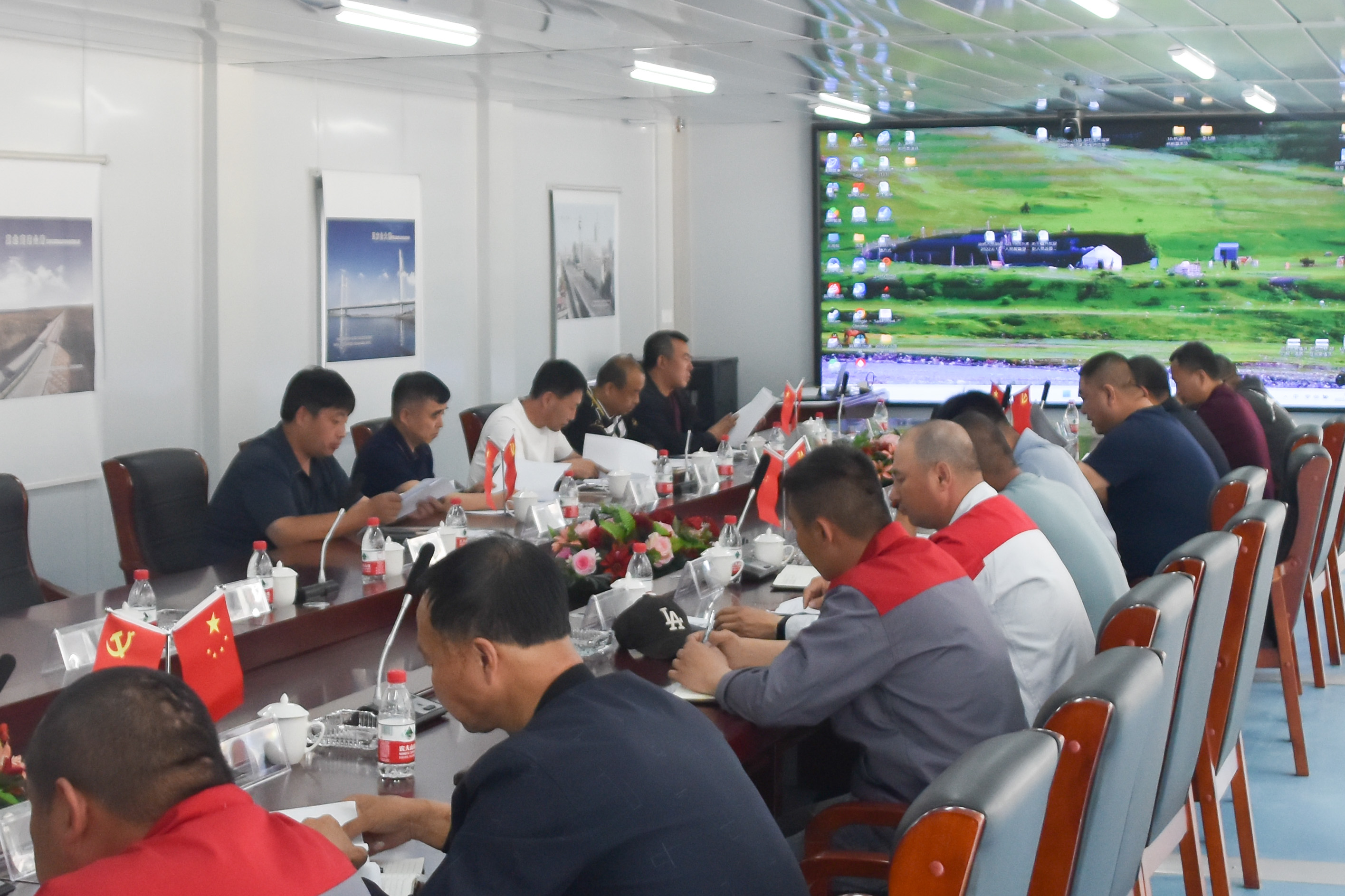 公司总工程师陈彦君、副总经理张中洋一行赴新疆国道218线项目调研指导工作(图3)