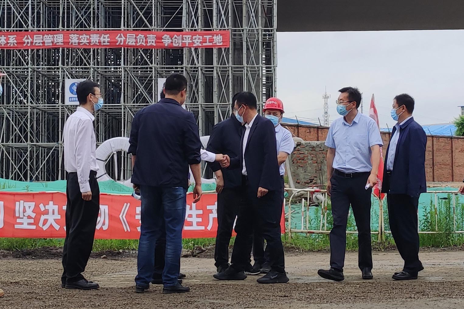 哈尔滨市委副书记、市长张起翔一行赴公司北门街高架桥项目调研(图3)