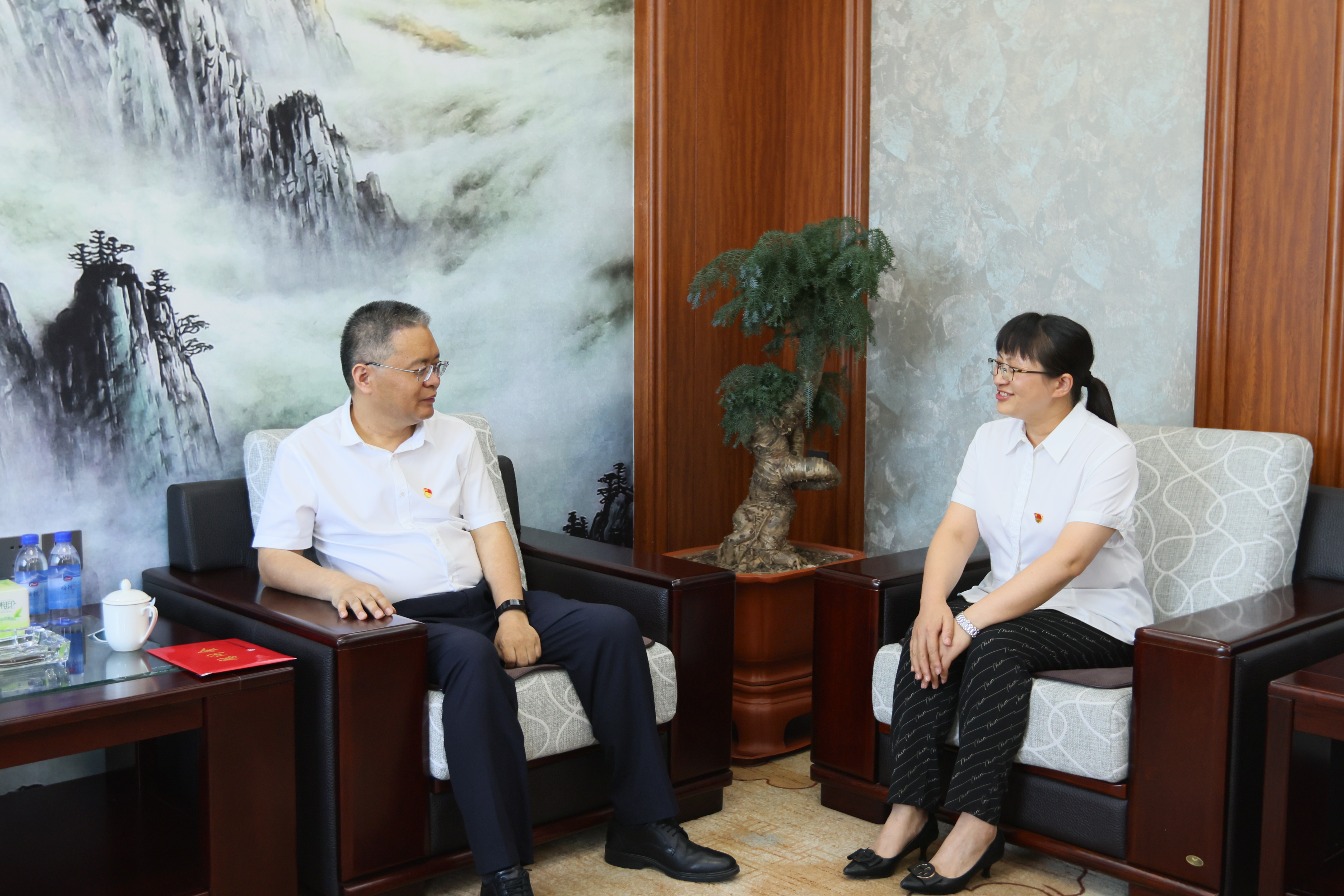 建投集团党委副书记、工会主席李曜盛走访慰问公司2021年“龙江工匠”获得者王艳(图1)