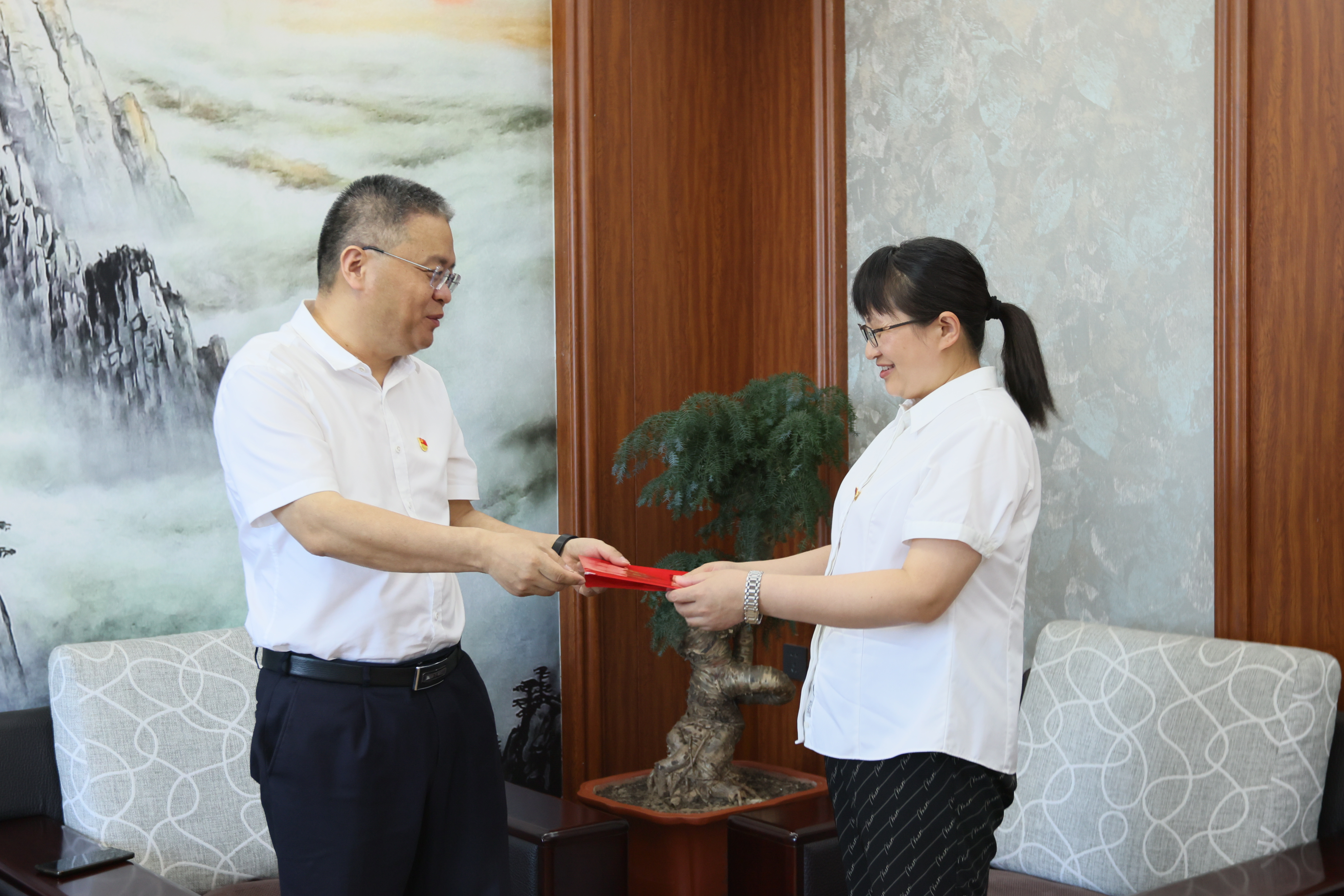 建投集团党委副书记、工会主席李曜盛走访慰问公司2021年“龙江工匠”获得者王艳(图2)