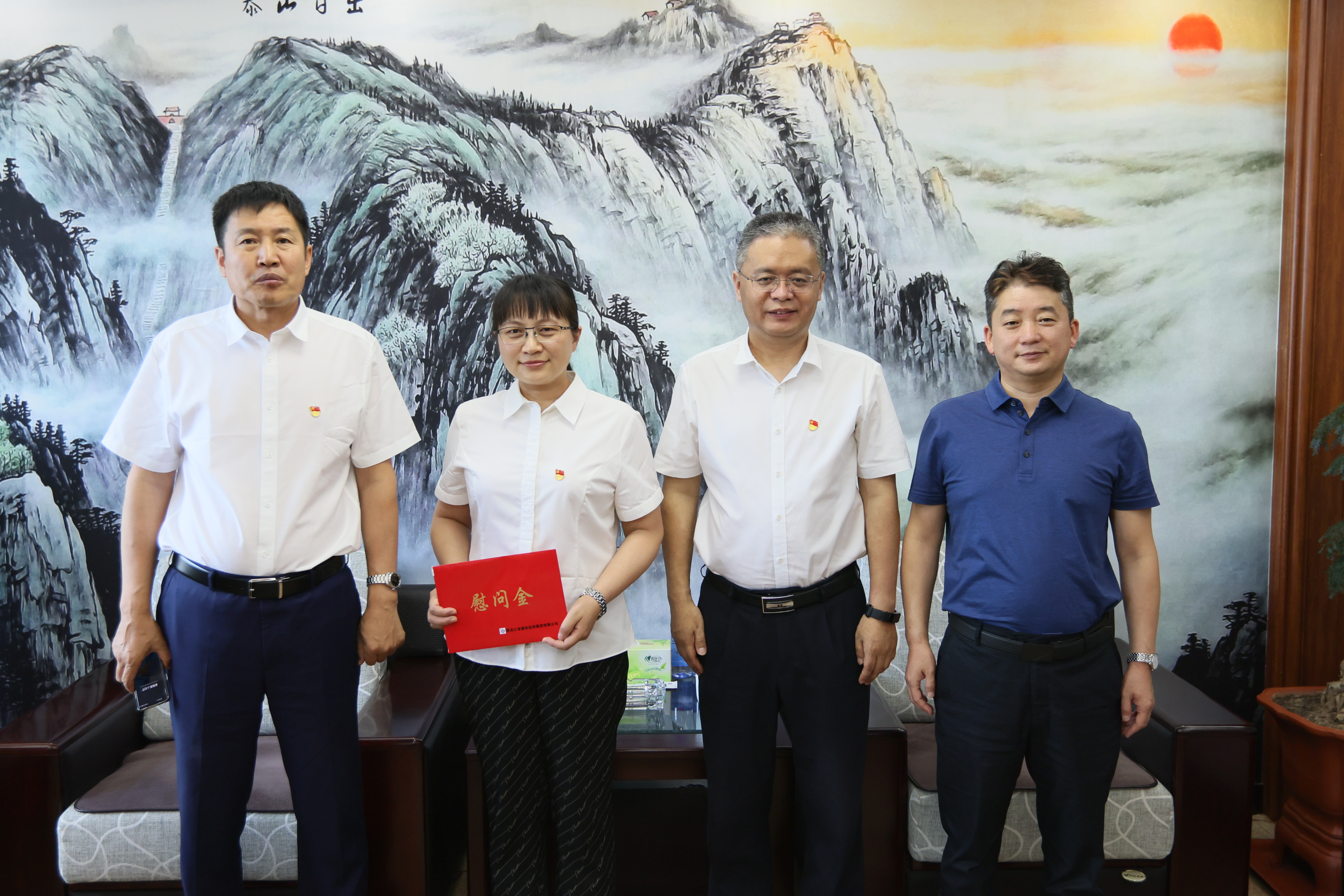 建投集团党委副书记、工会主席李曜盛走访慰问公司2021年“龙江工匠”获得者王艳(图3)