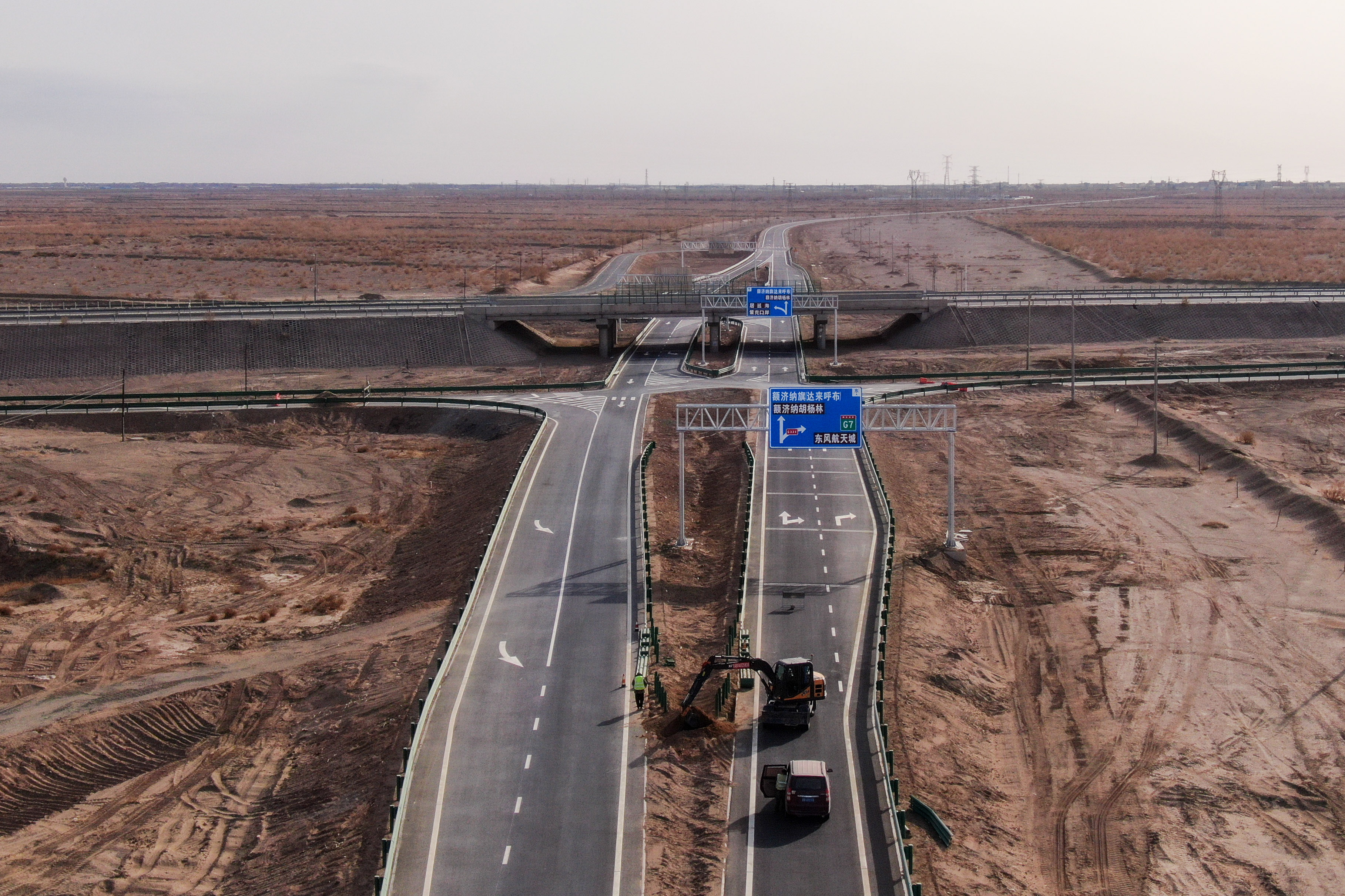 公司承建的内蒙古国道331线北路段公路正式宣告通车(图7)