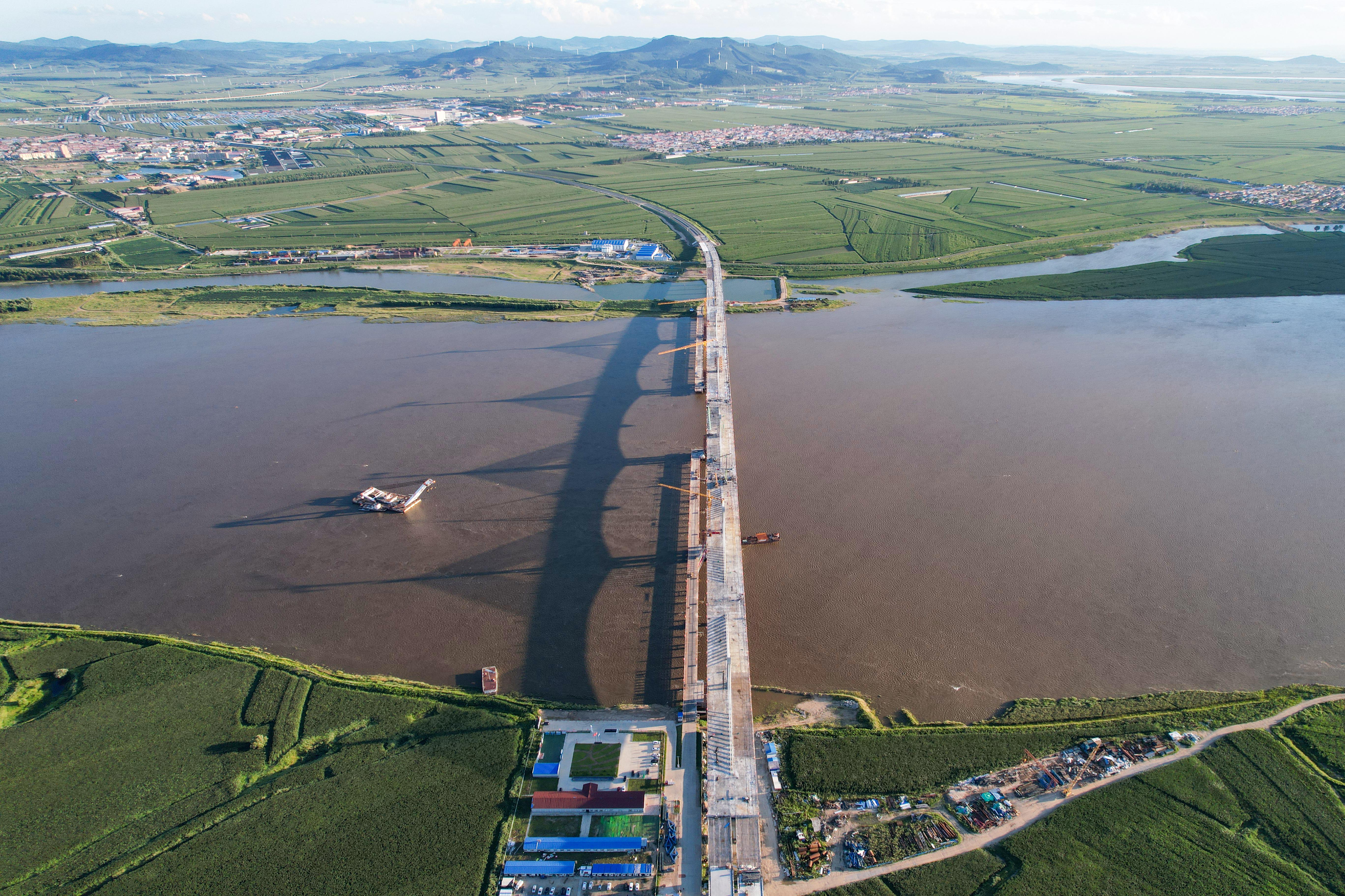 公司承建的中国首座高寒地区矮塔斜拉桥主桥合龙(图5)