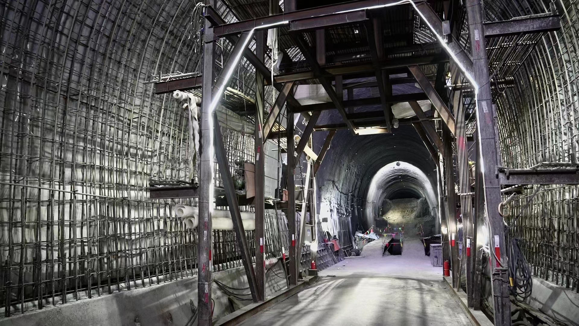 公司承建的北黑铁路卧牛隧道胜利贯通(图3)