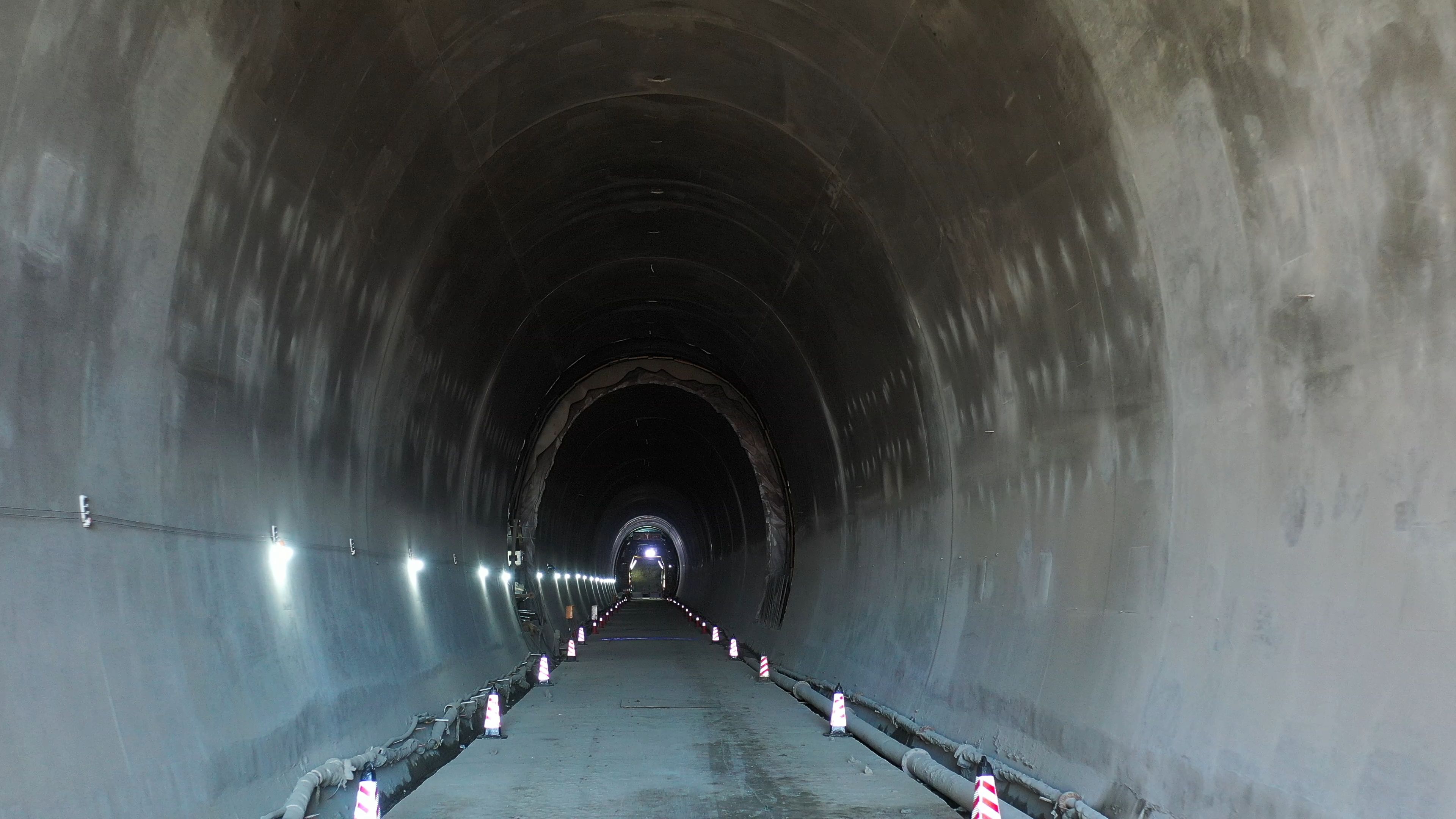 公司承建的北黑铁路卧牛隧道胜利贯通(图4)