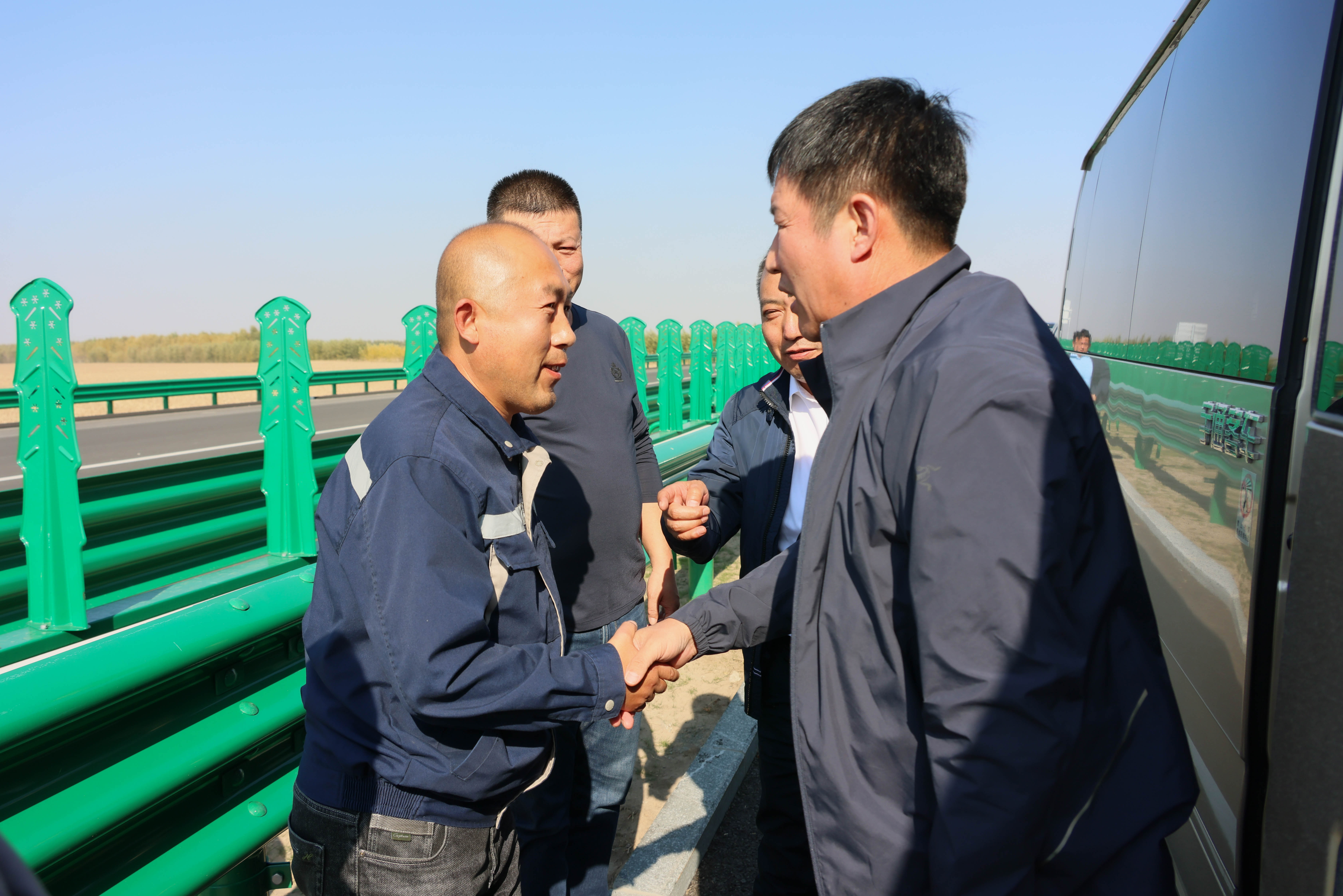 决战金秋 | 公司党委书记、董事长田玉龙一行深入哈肇项目慰问鏖战一线的公司建设者(图2)