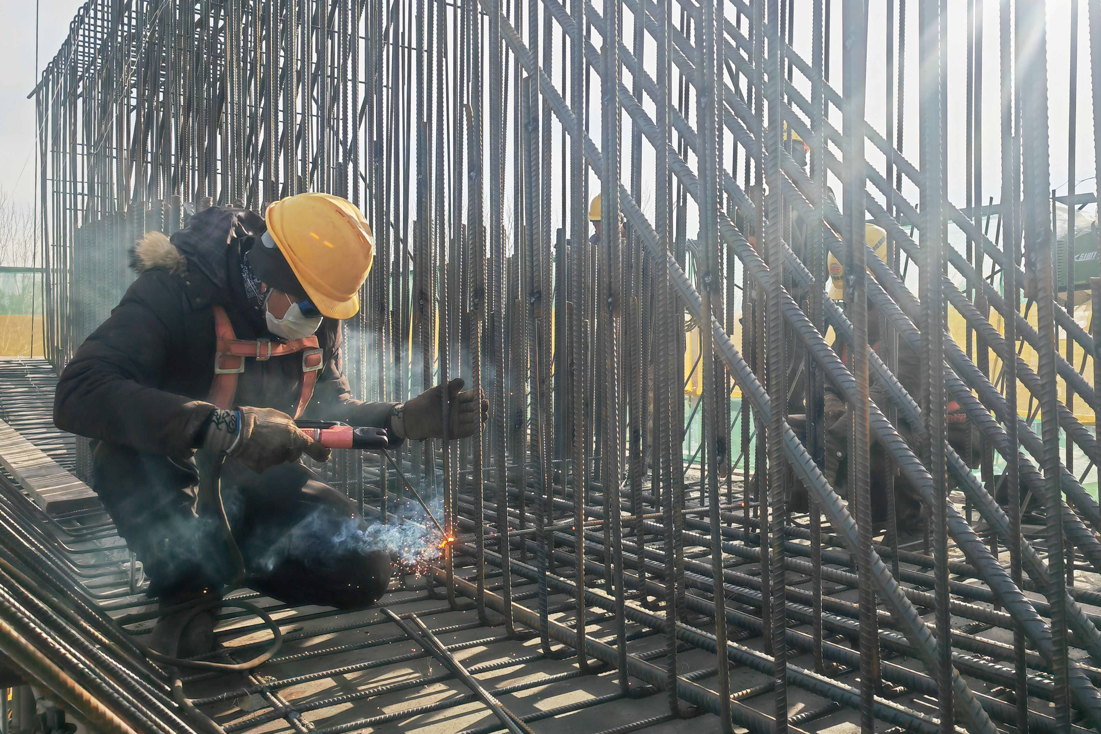 公司承建的东三环快速路工程建设者们发起项目建设冬季攻势(图2)