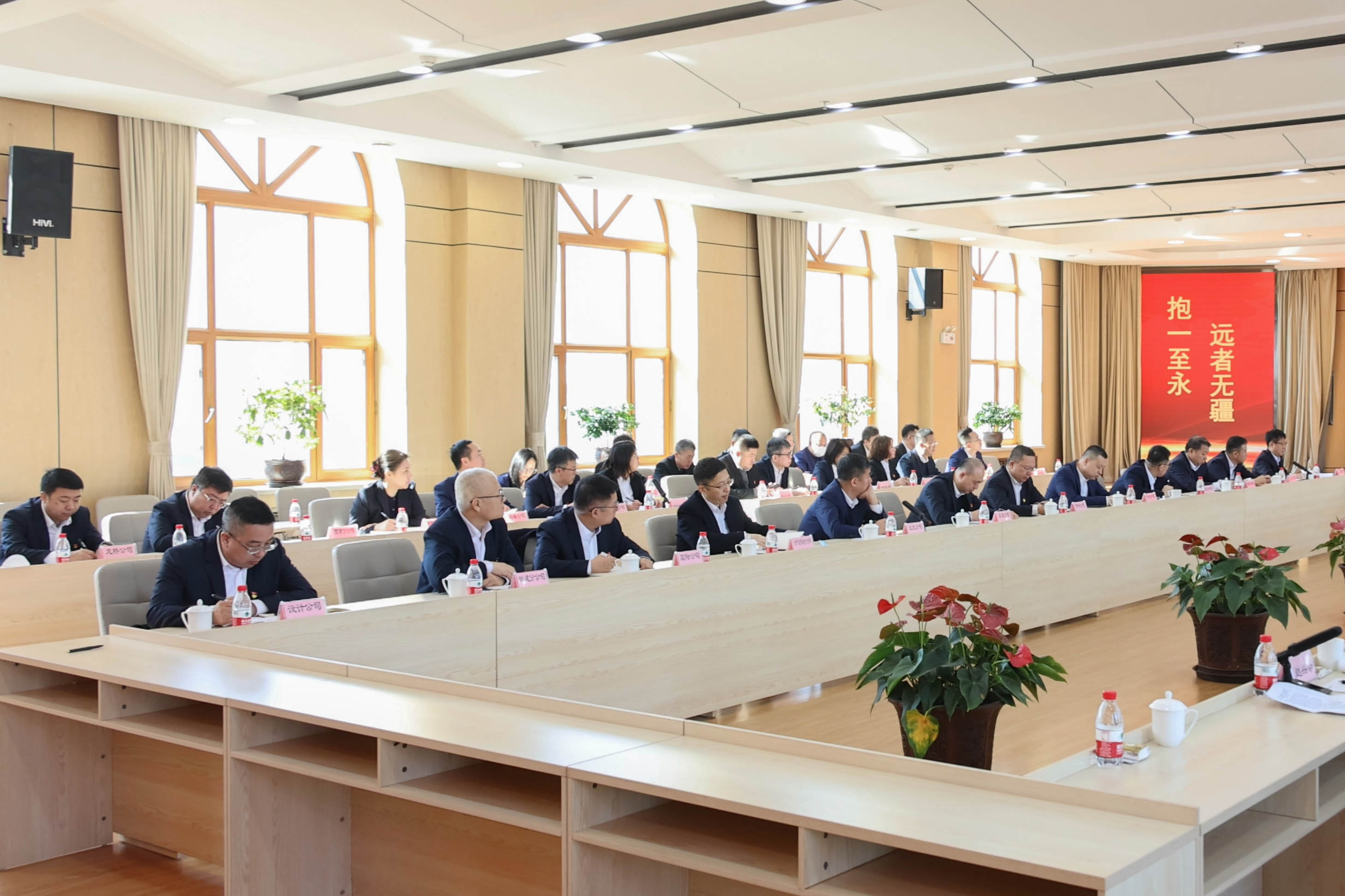 PA视讯暨路桥集团党委理论学习中心组学习（扩大）会议暨党的二十大精神、全国两会精神专题学习研讨会议成功召开(图6)