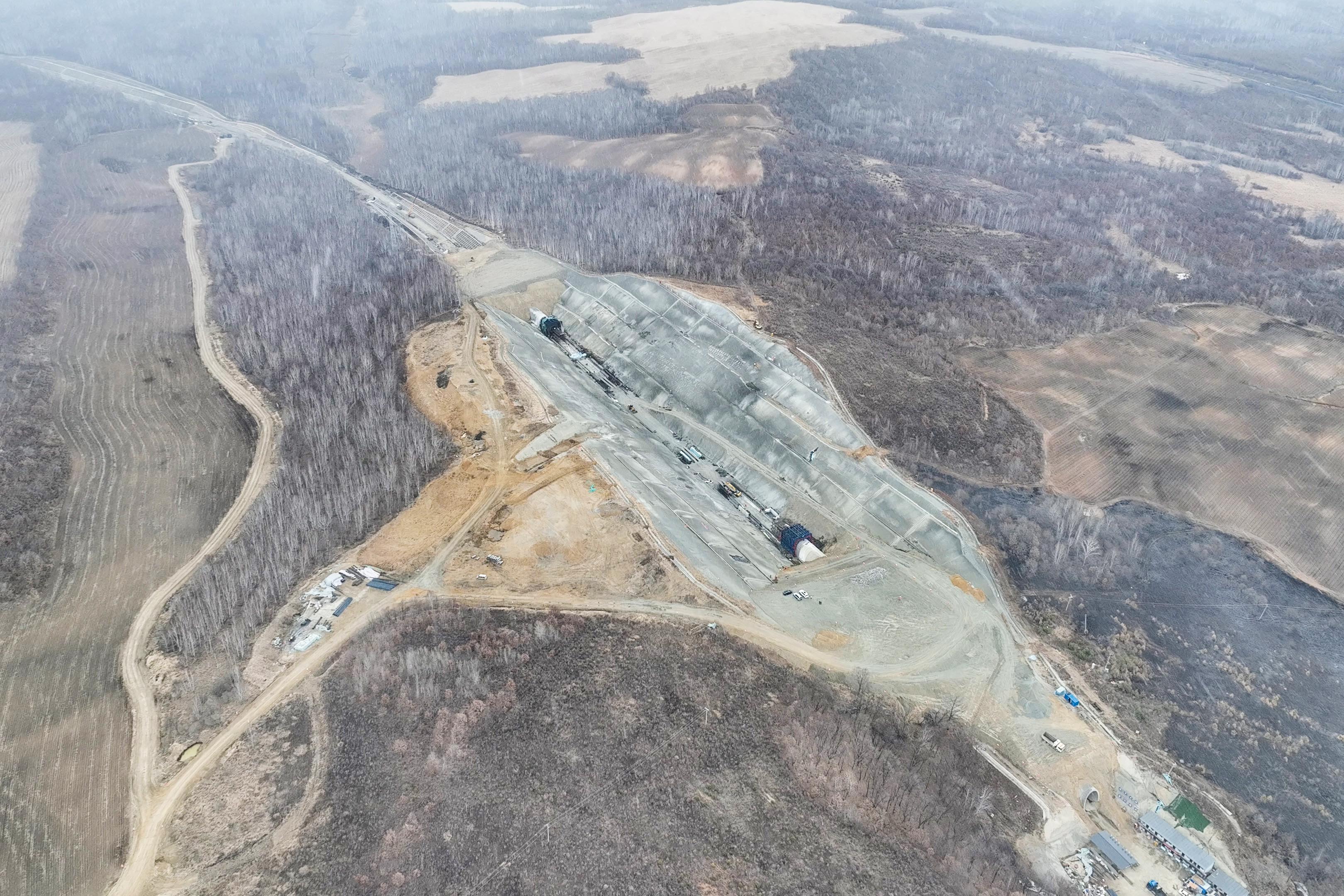 公司北黑铁路改造升级项目全力保障生产 建设正酣(图3)
