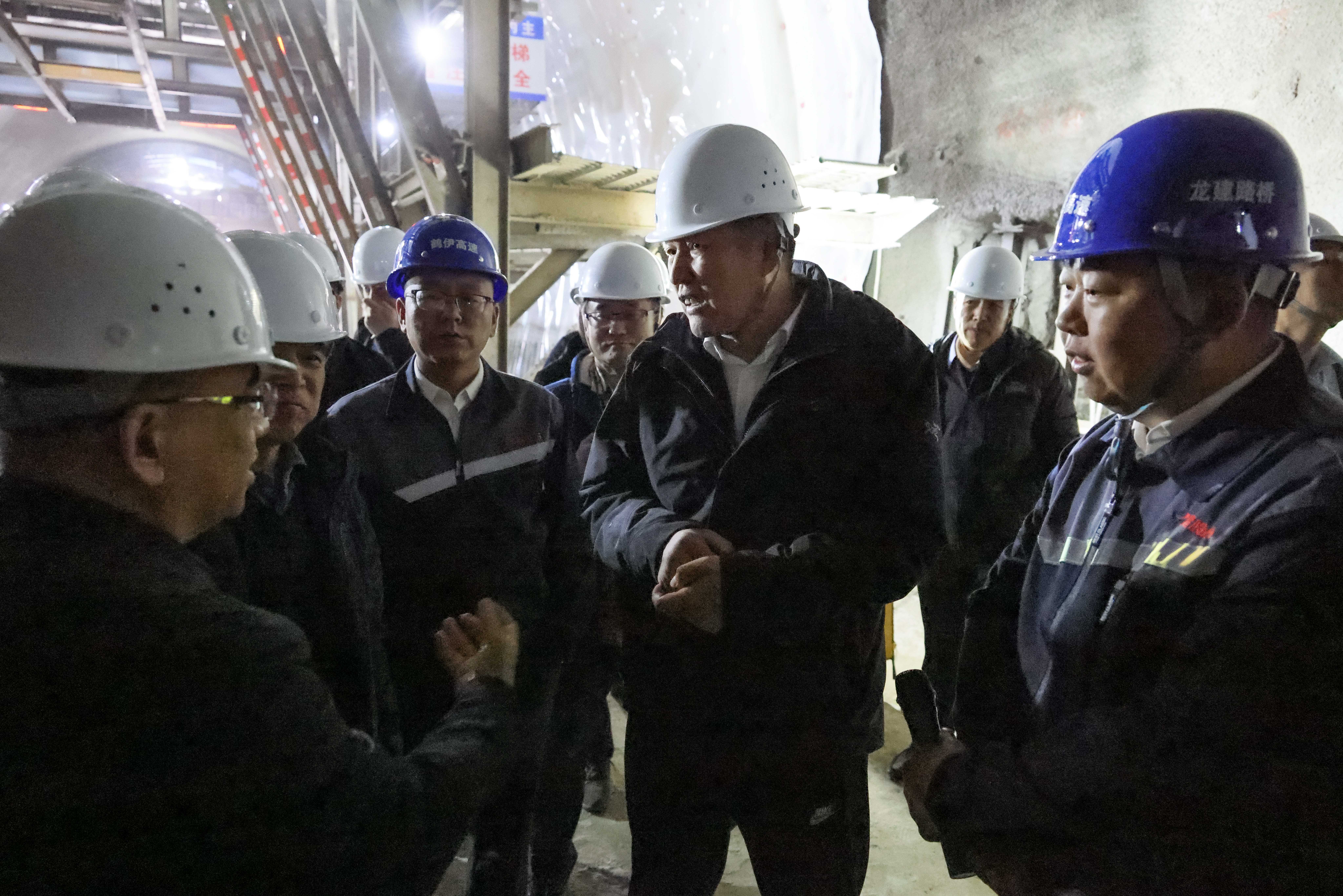 公司党委书记、董事长田玉龙一行赴鹤伊、北漠高速项目一线调研慰问(图2)