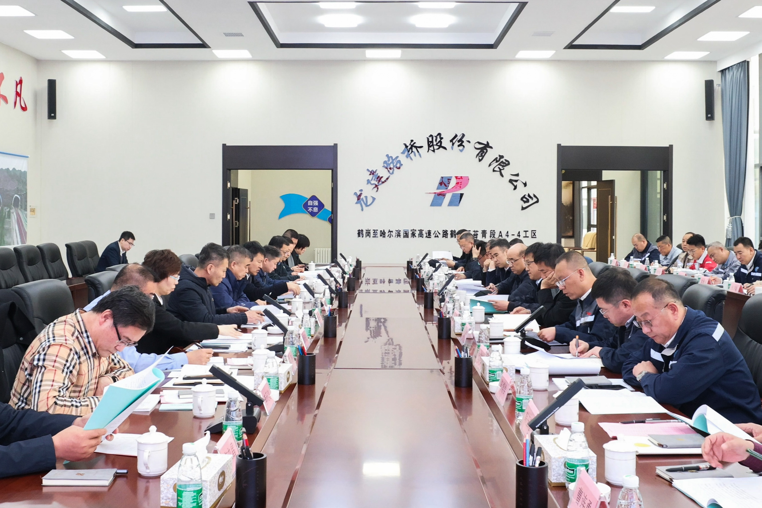 公司党委书记、董事长田玉龙一行赴鹤伊、北漠高速项目一线调研慰问(图5)