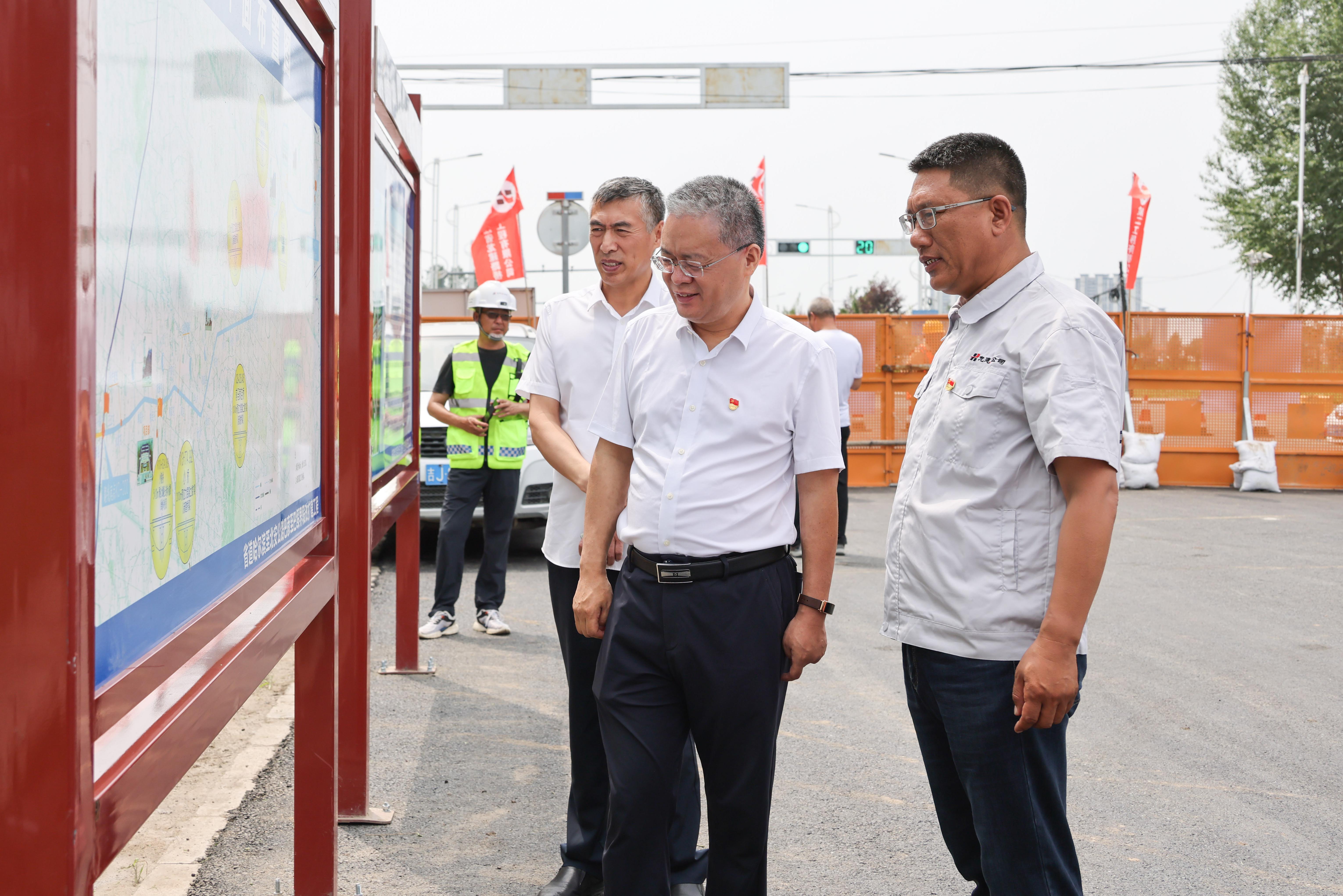 建投集团党委副书记、工会主席李曜盛一行前往公司项目一线开展重大事故隐患专项督查和“夏送清凉”项目职工慰问活动(图2)