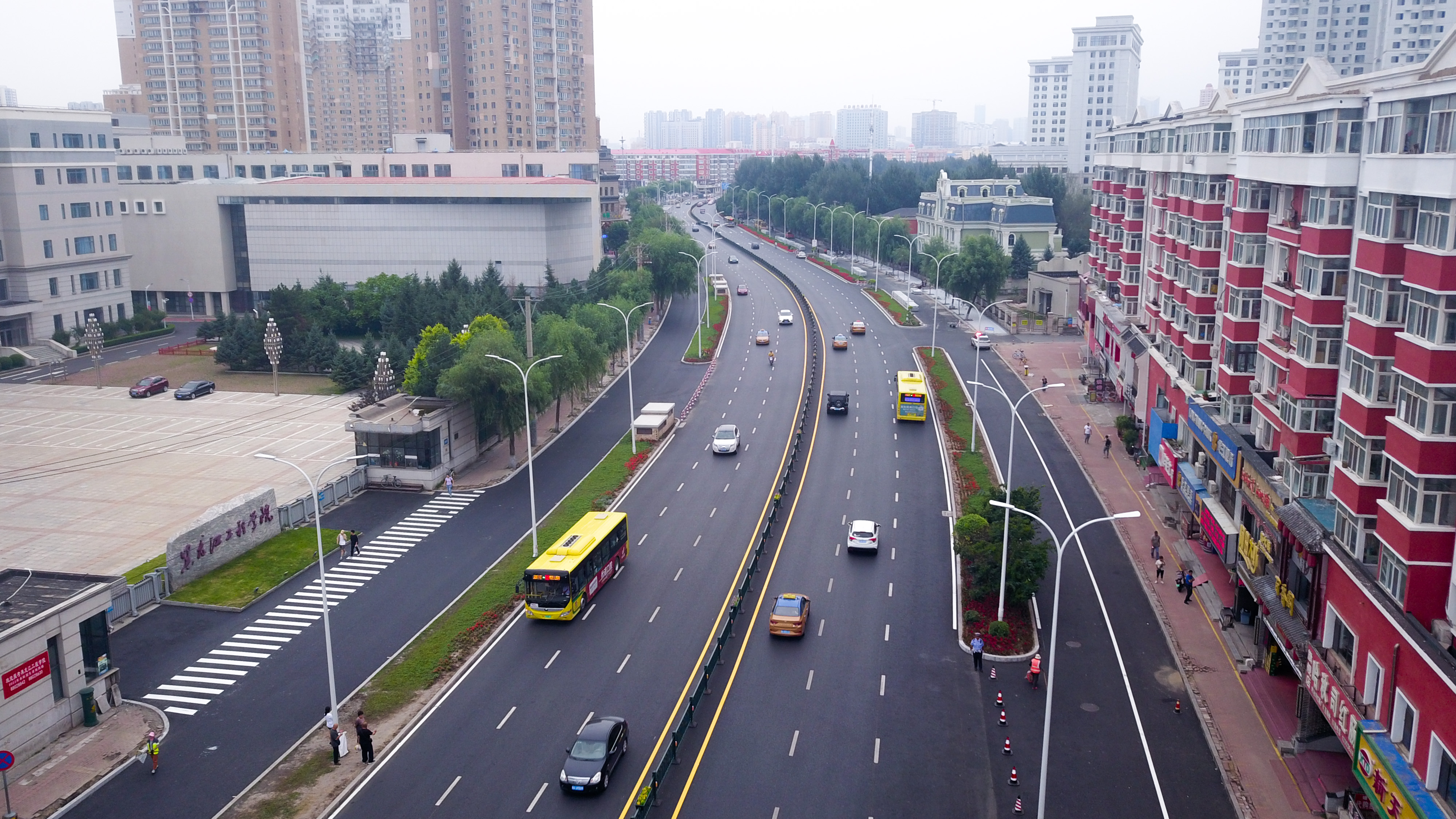 镜头 | 一线 公司承建的红旗大街道路更新改造工程东直路至先锋路段顺利完工(图1)