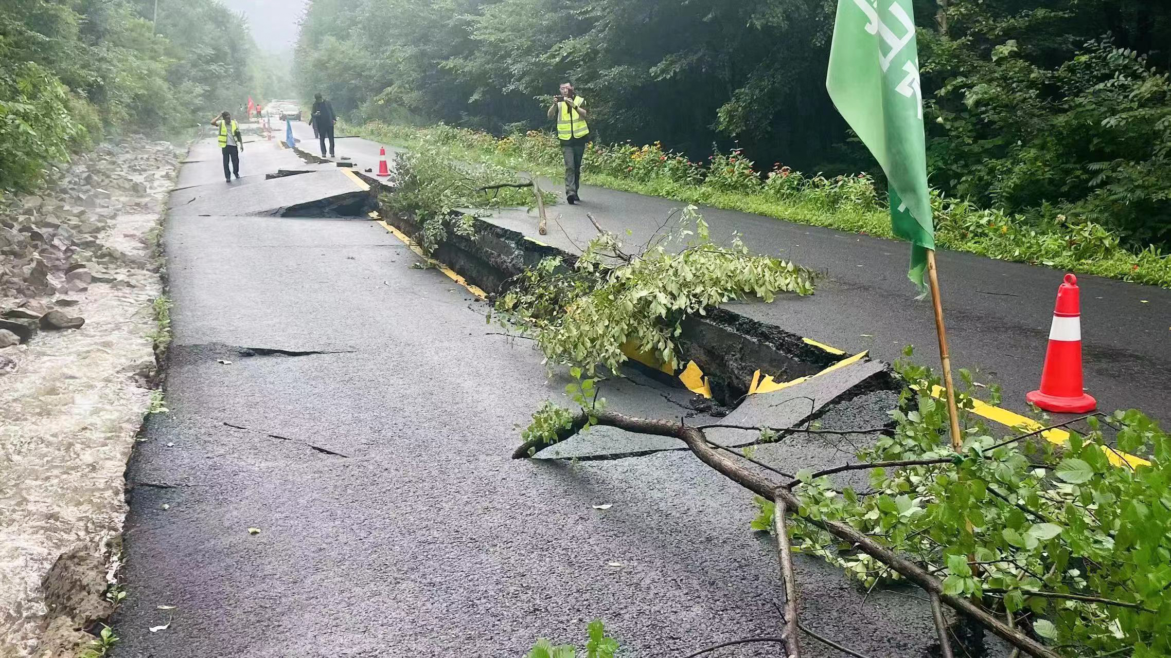 众志成城 风雨同舟！公司抢险“突击队”全力以赴抗洪保通(图1)