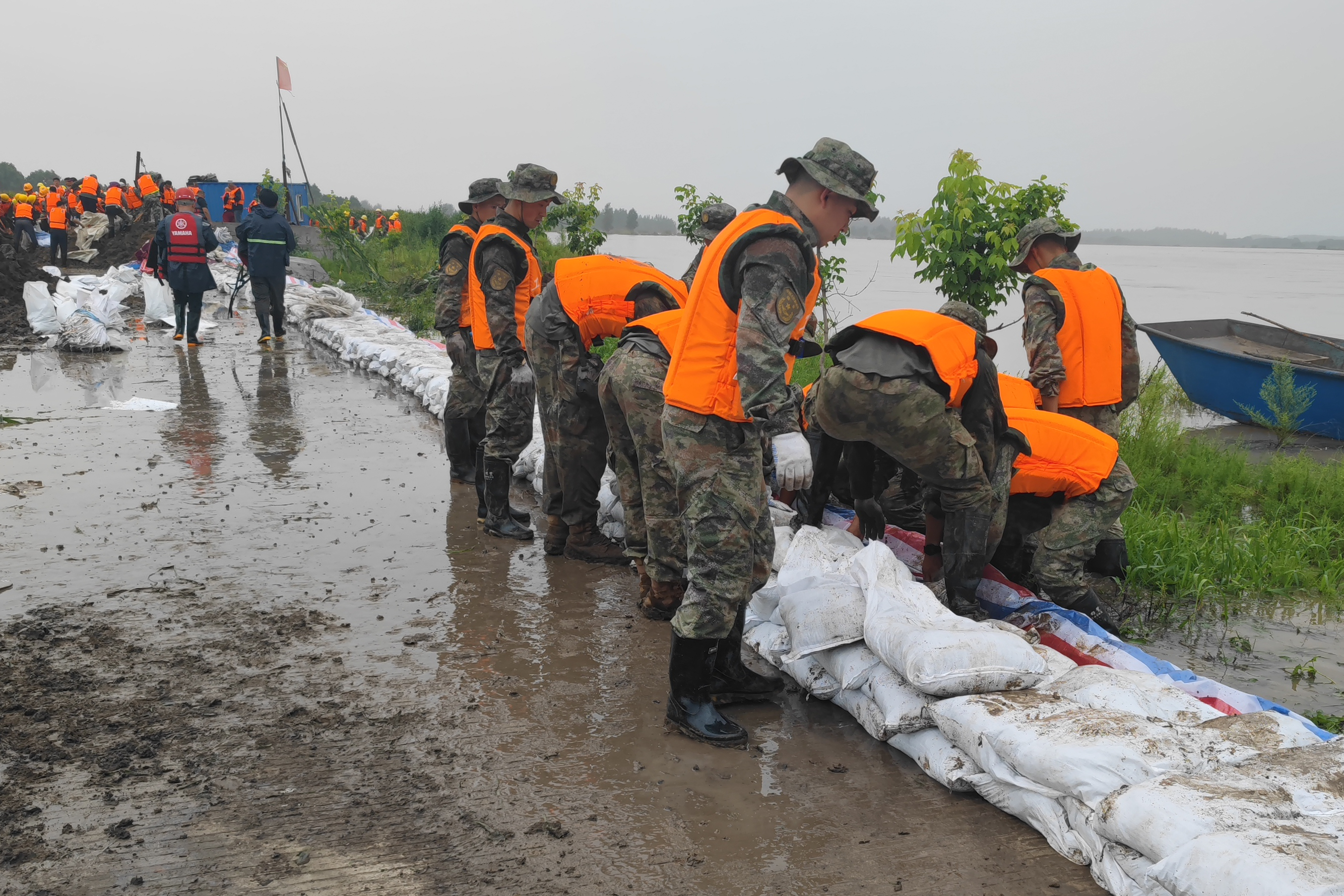 众志成城 风雨同舟！公司抢险“突击队”全力以赴抗洪保通(图6)