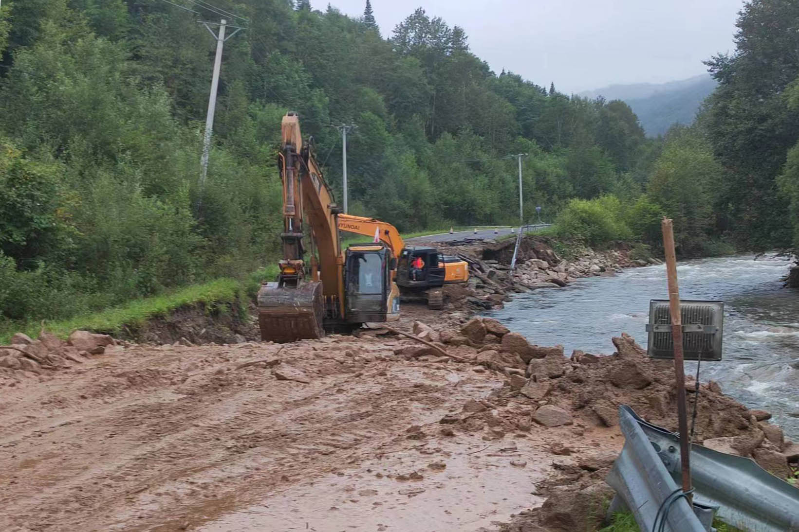 昼夜奋战！抢通长双、亚雪公路！(图2)