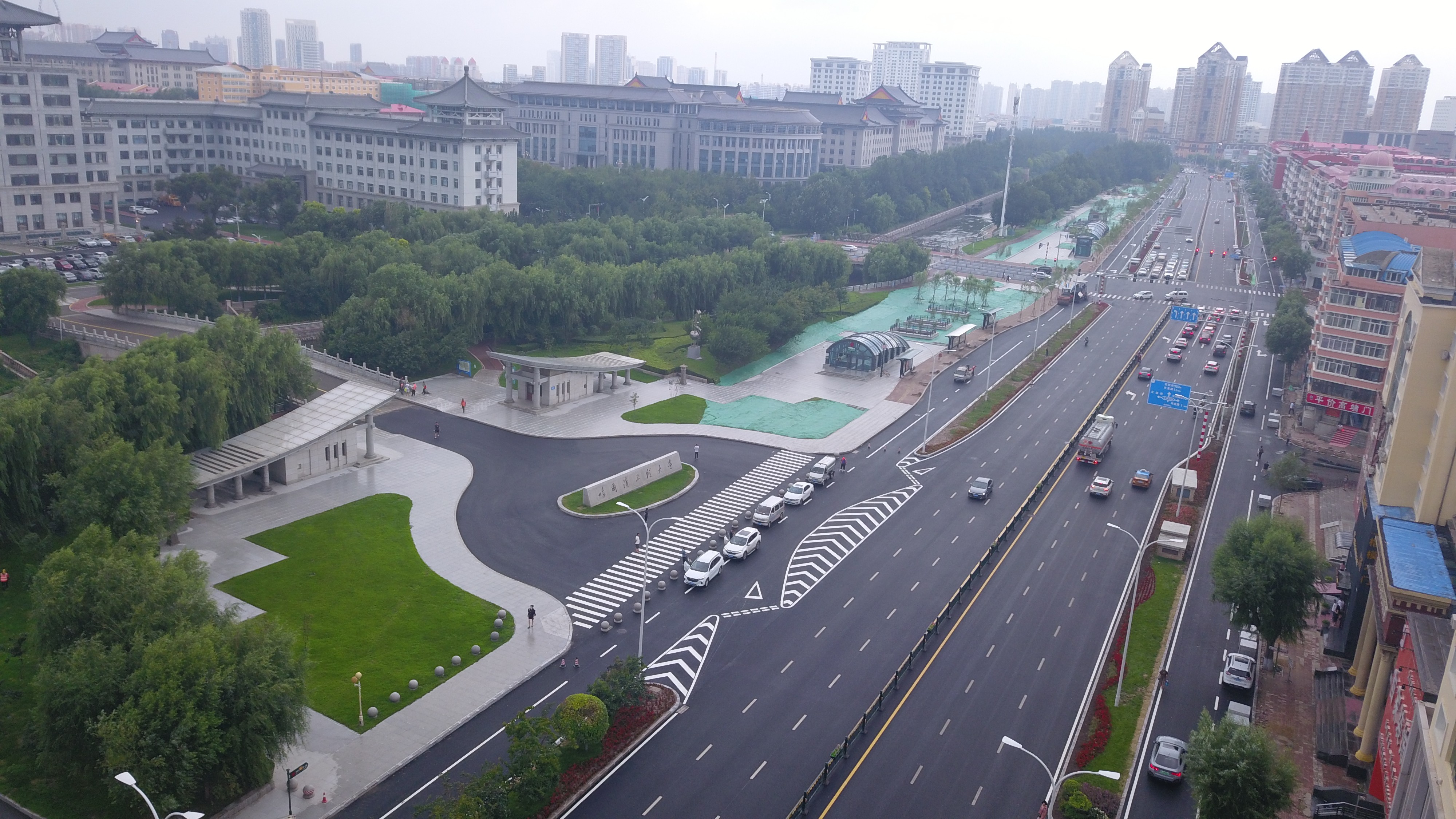 工作落实年丨公司承建的红旗大街道路更新改造工程车行道全线完工通车 哈尔滨市市长张起翔现场调研(图4)