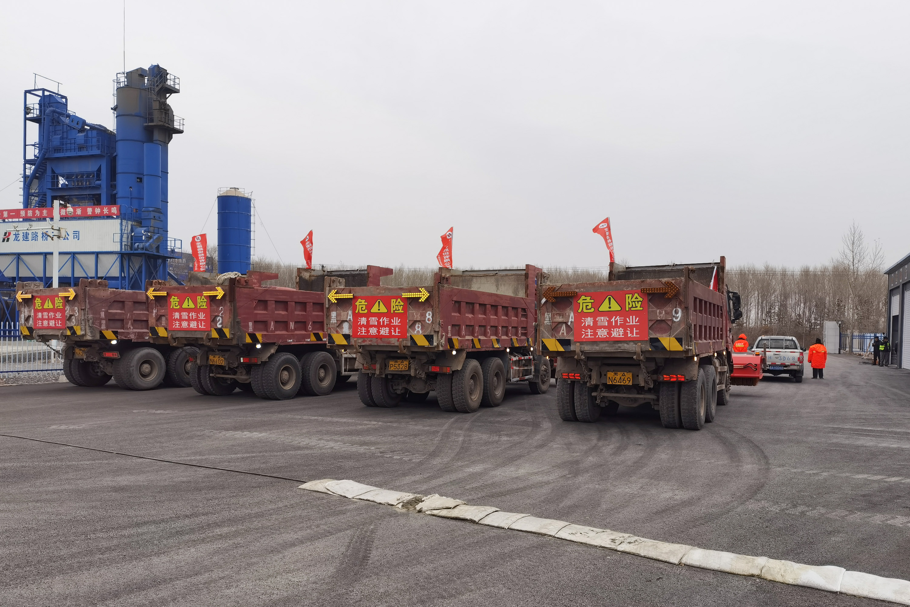 迎战风雪！公司多措并举确保管养路段安全通畅(图2)