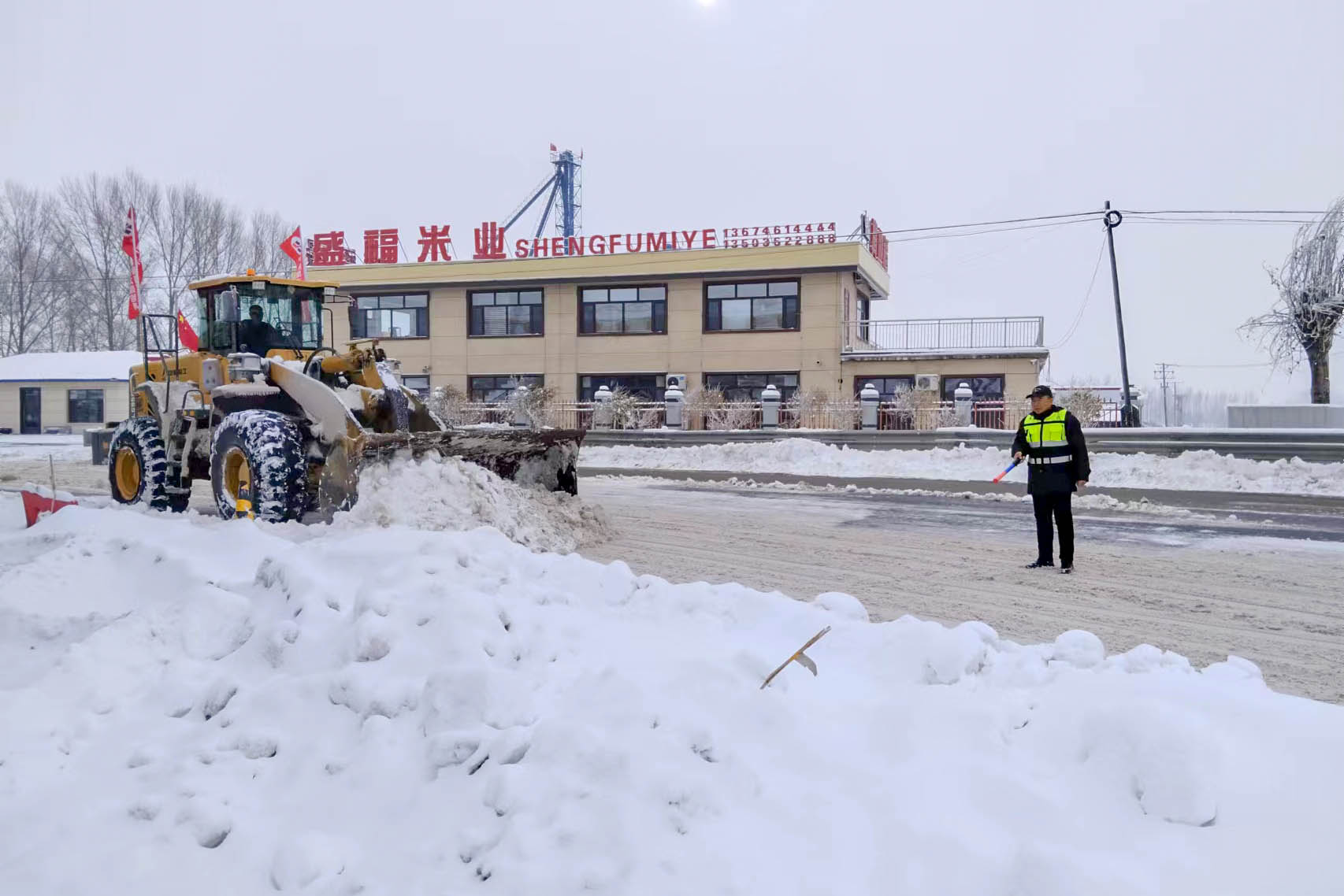 迎战风雪！公司多措并举确保管养路段安全通畅(图4)