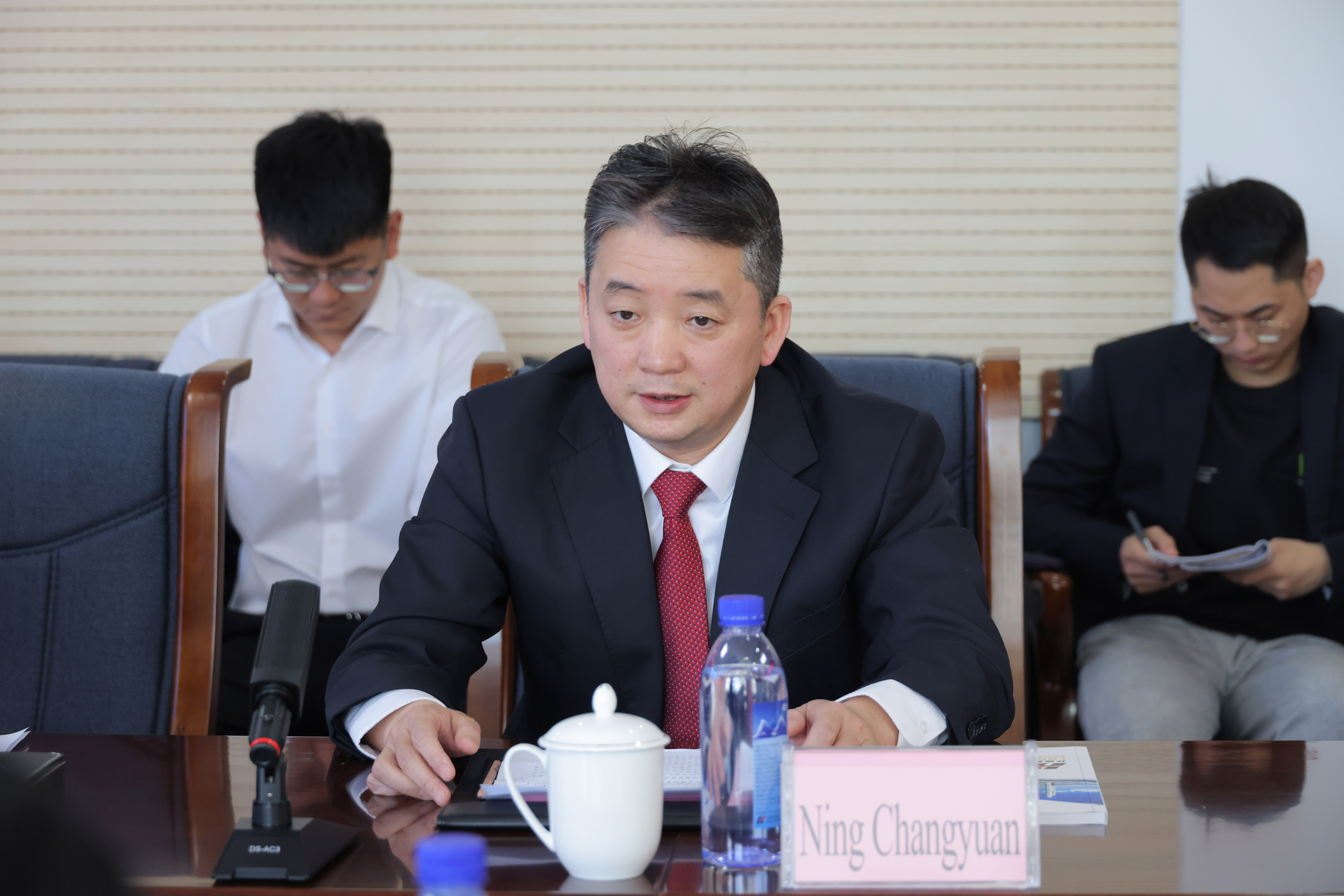 公司与肯尼亚驻中国大使馆第一秘书威尔玛进行座谈交流(图4)