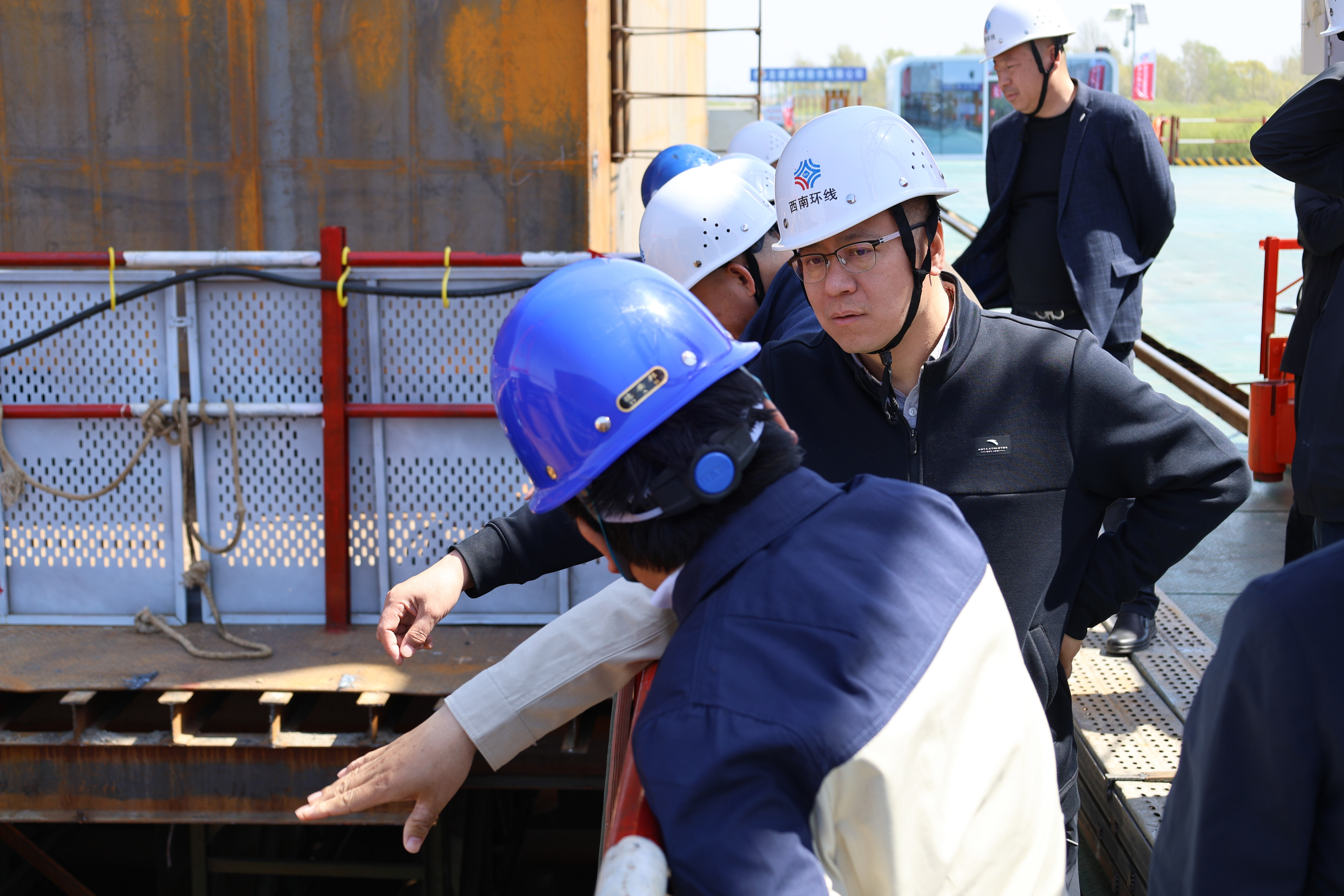 建投集团总经理助理王东涛、PA视讯党委书记、董事长田玉龙一行深入哈尔滨都市圈环线西南环、北环段慰问调研(图6)