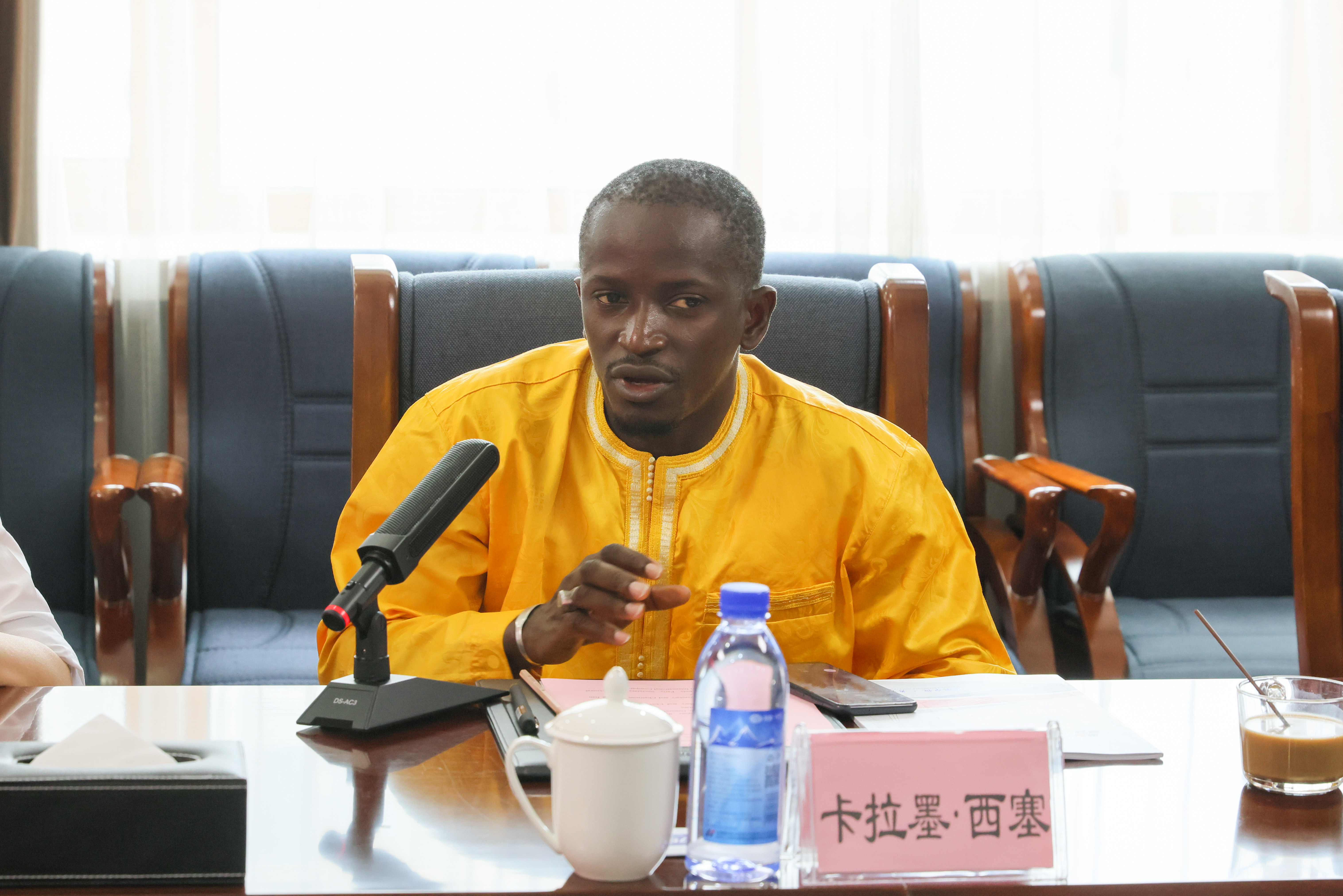 公司与冈比亚卡尼芬市市长、议员交流洽谈(图2)