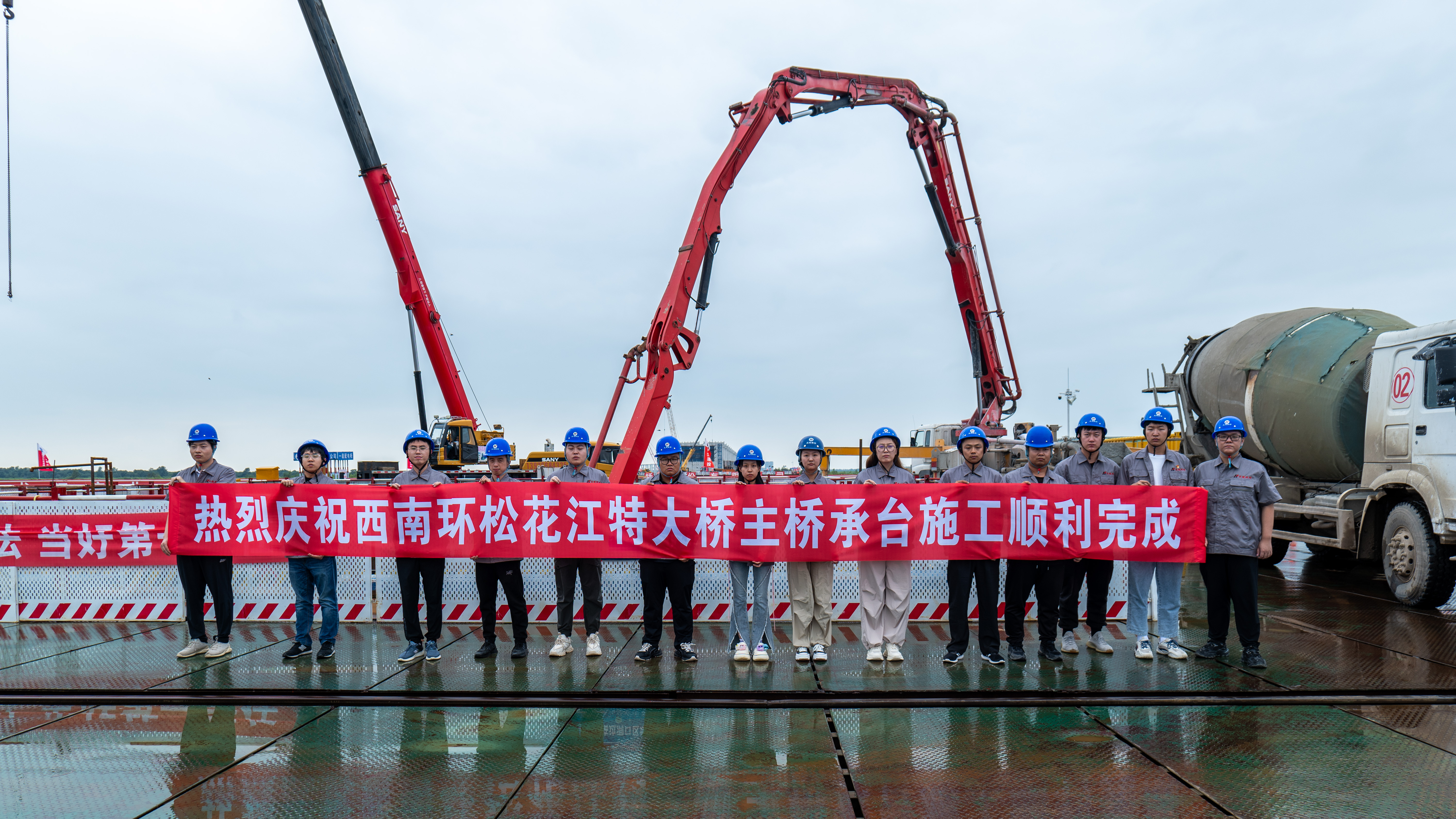 镜头 | 一线 公司承建的哈尔滨都市圈环线西南环段松花江特大桥主桥承台施工完成(图4)