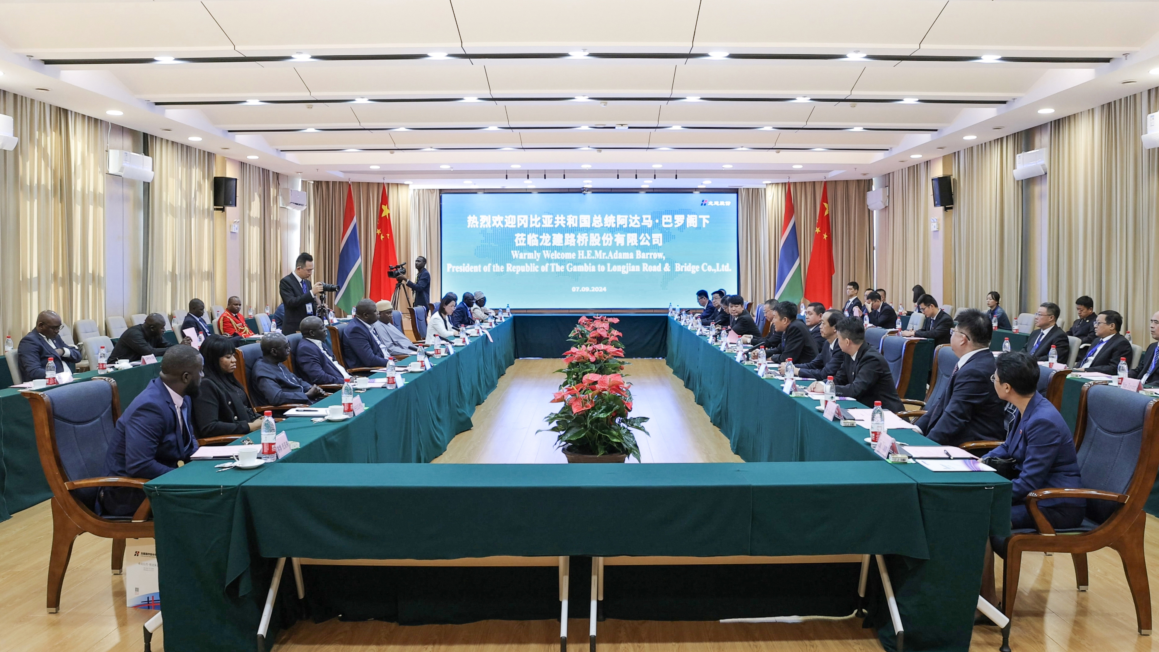 媒体聚焦 | 冈比亚总统巴罗率代表团访问哈尔滨并到访PA视讯(图1)
