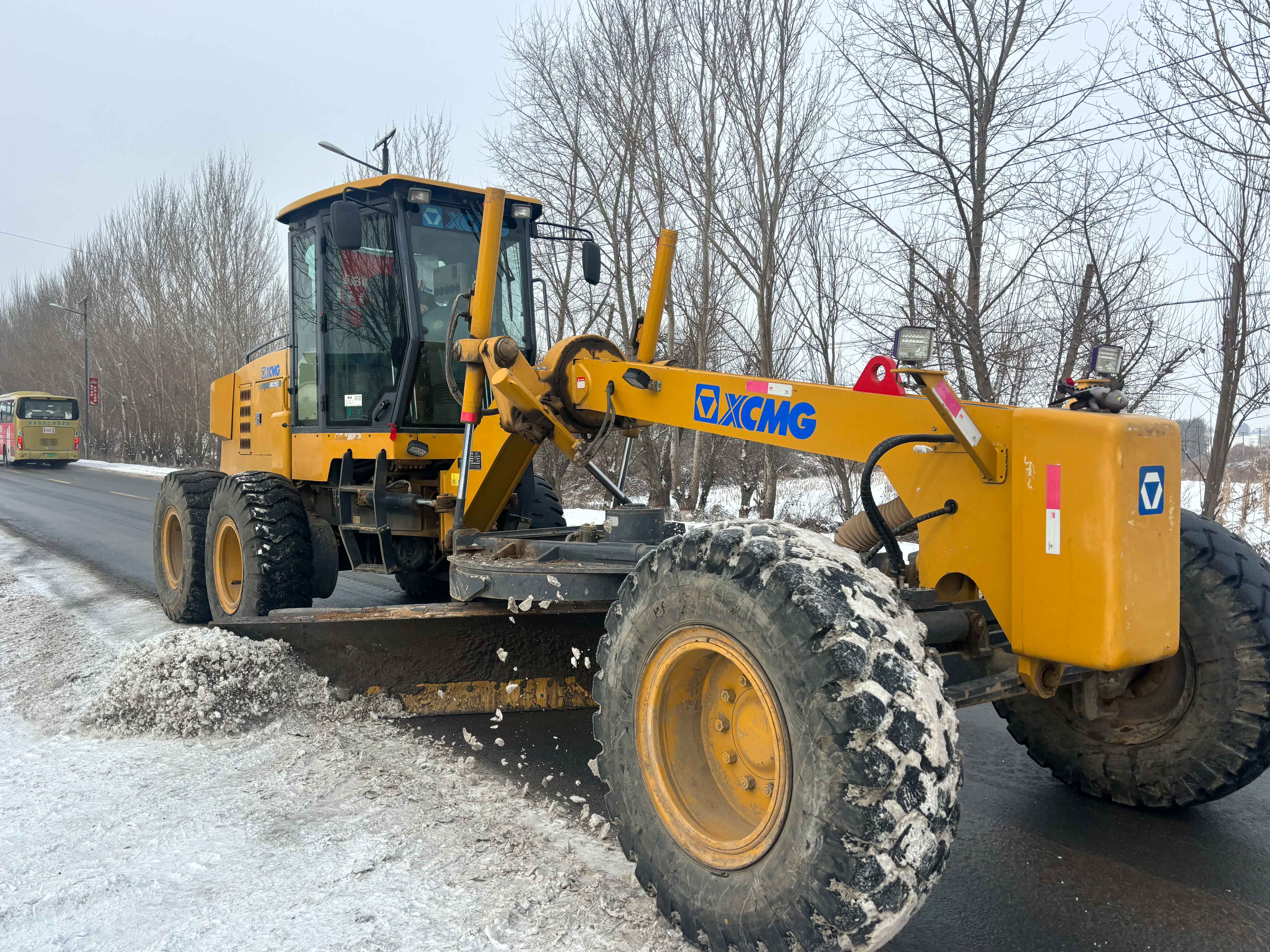 迎战风雪 PA视讯养护公司全力保障道路通畅(图2)