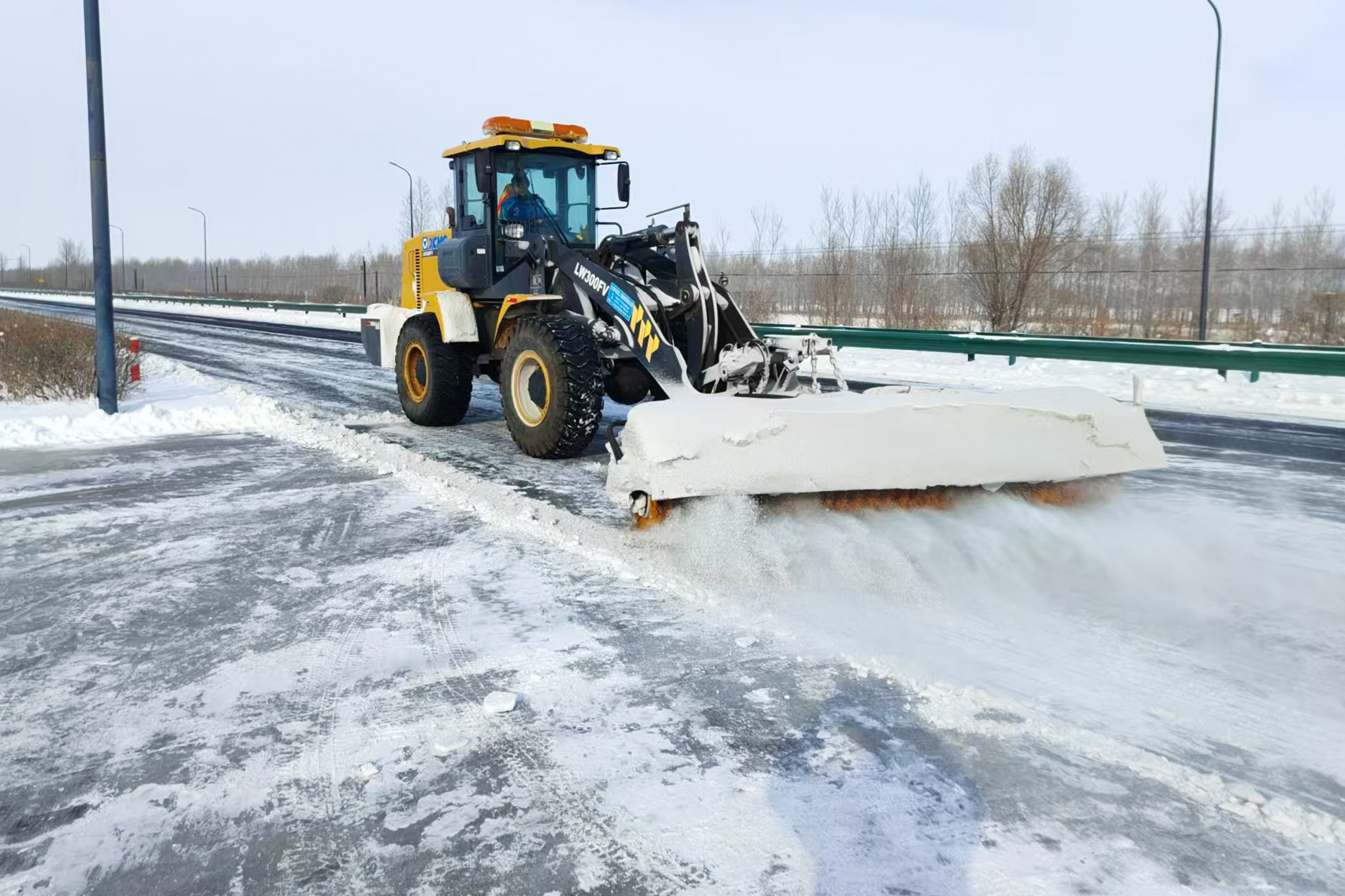 迎战风雪 PA视讯养护公司全力保障道路通畅(图3)