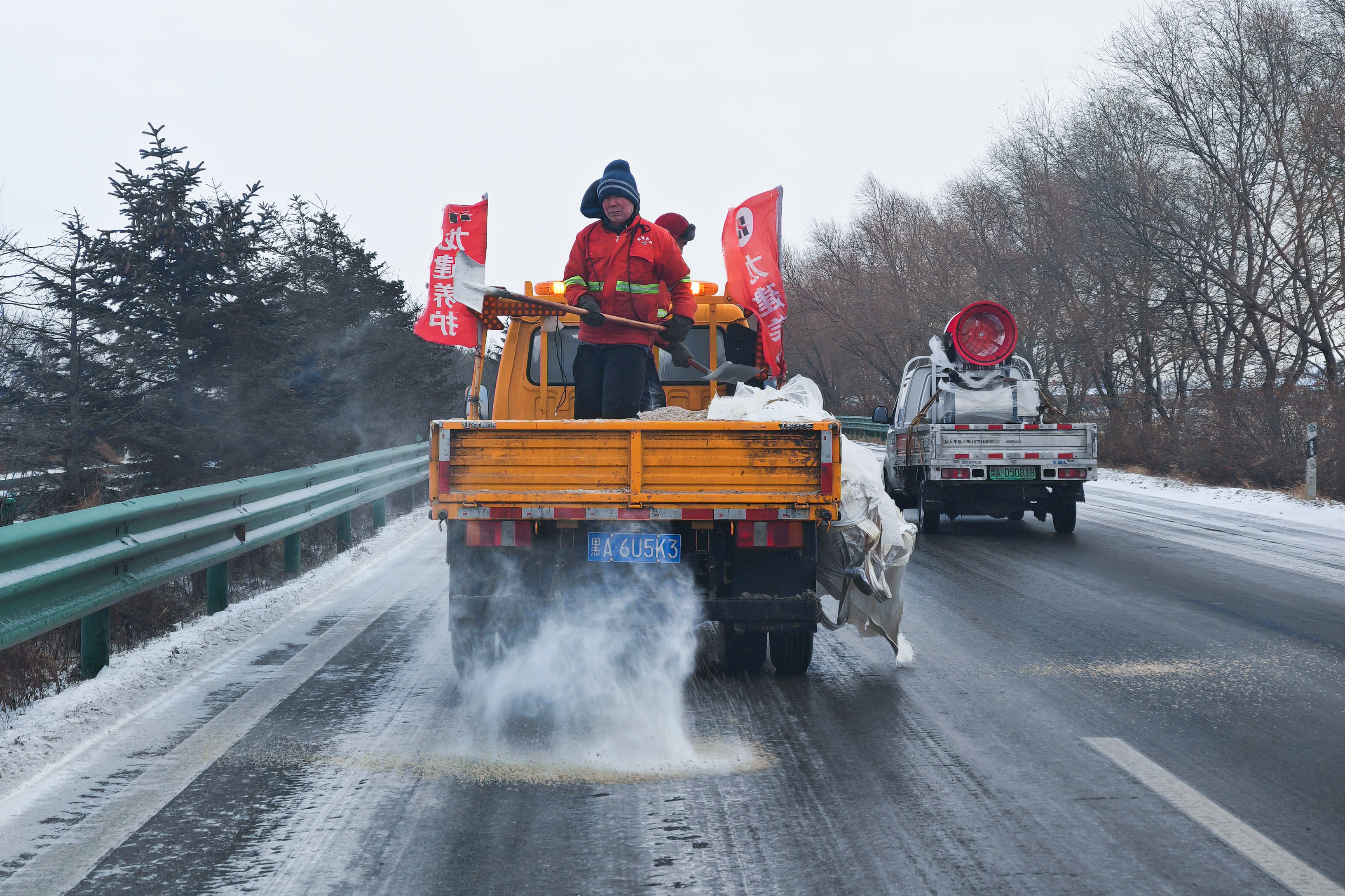 迎战风雪 PA视讯养护公司全力保障道路通畅(图4)