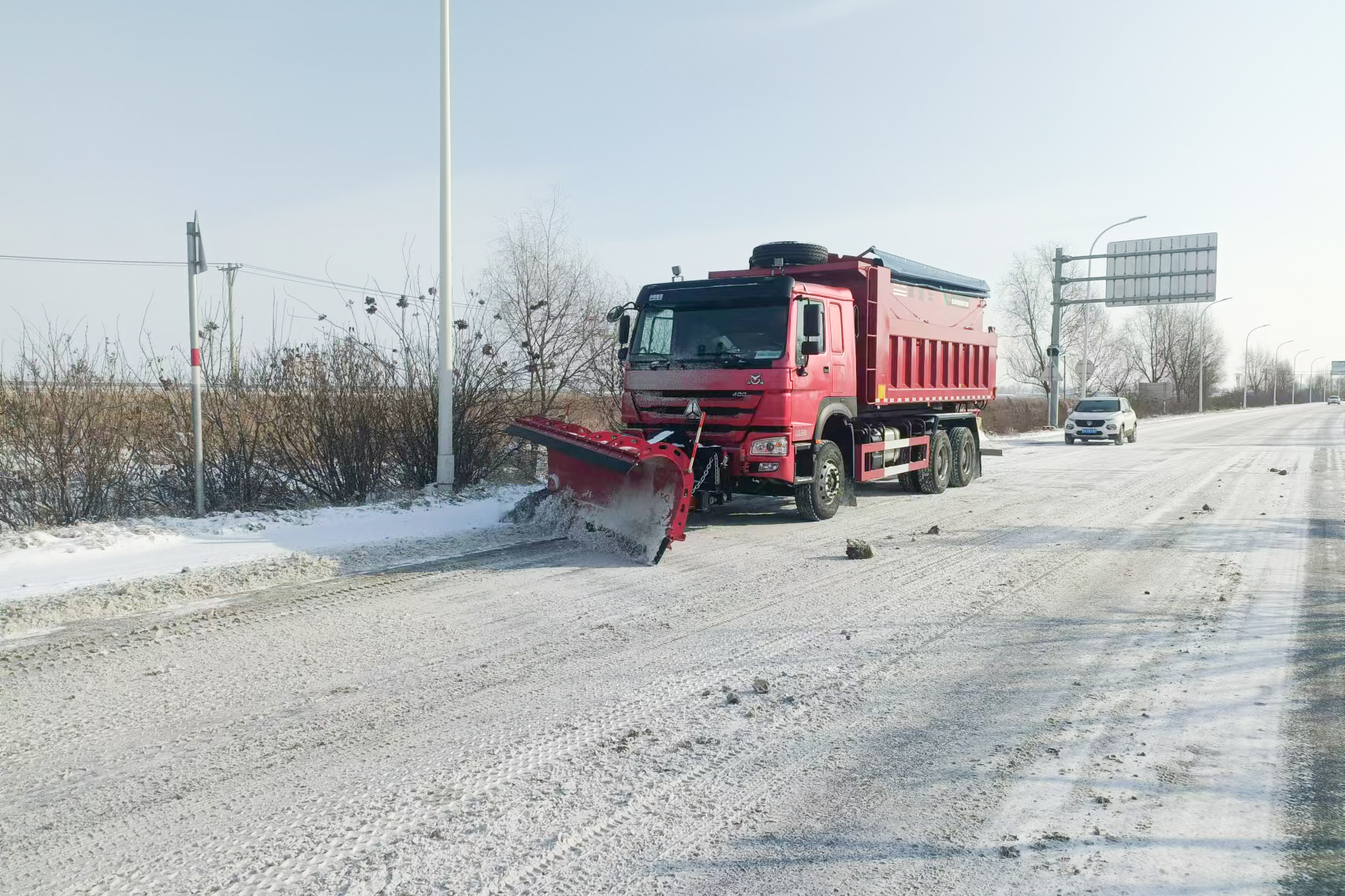 迎战风雪 PA视讯养护公司全力保障道路通畅(图7)