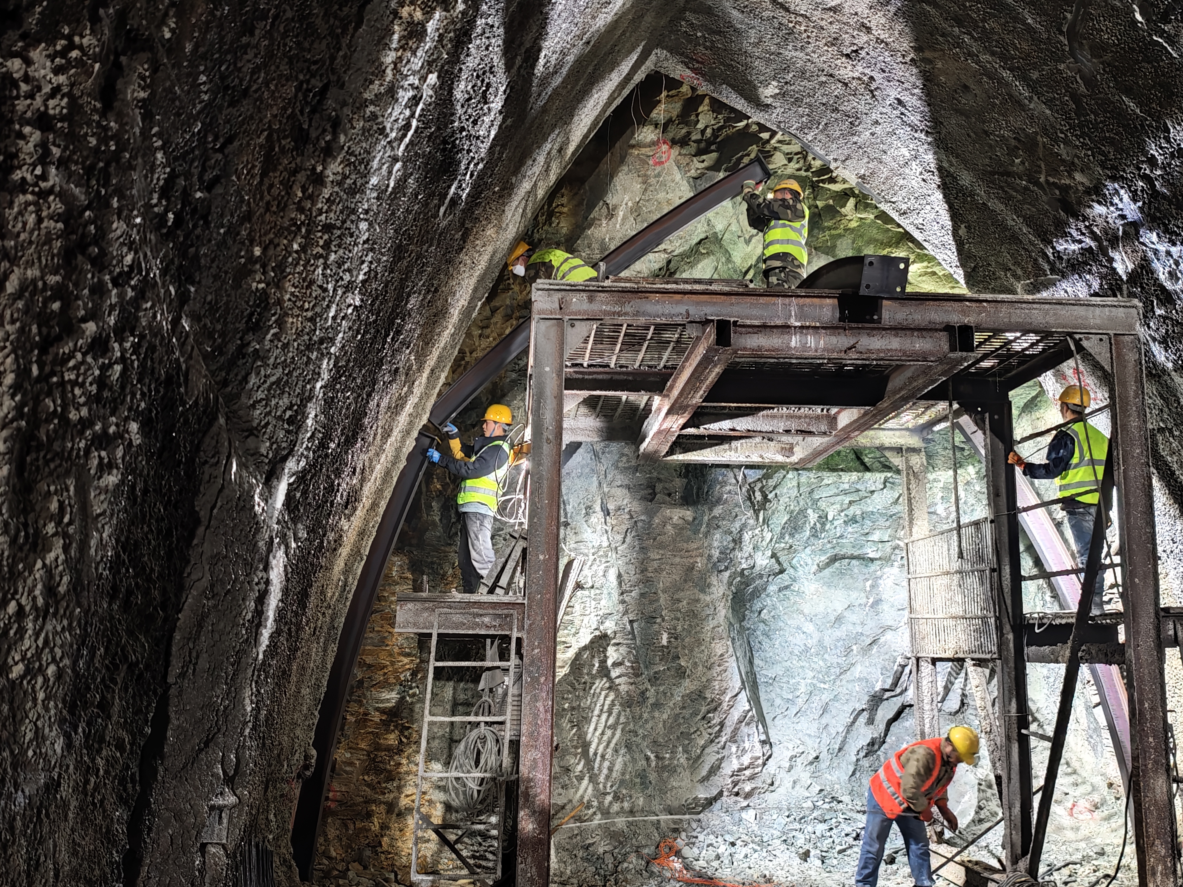 奋战首季开门红 | 公司承建的鹤伊高速峰岩山隧道项目奏响今春复工曲(图1)