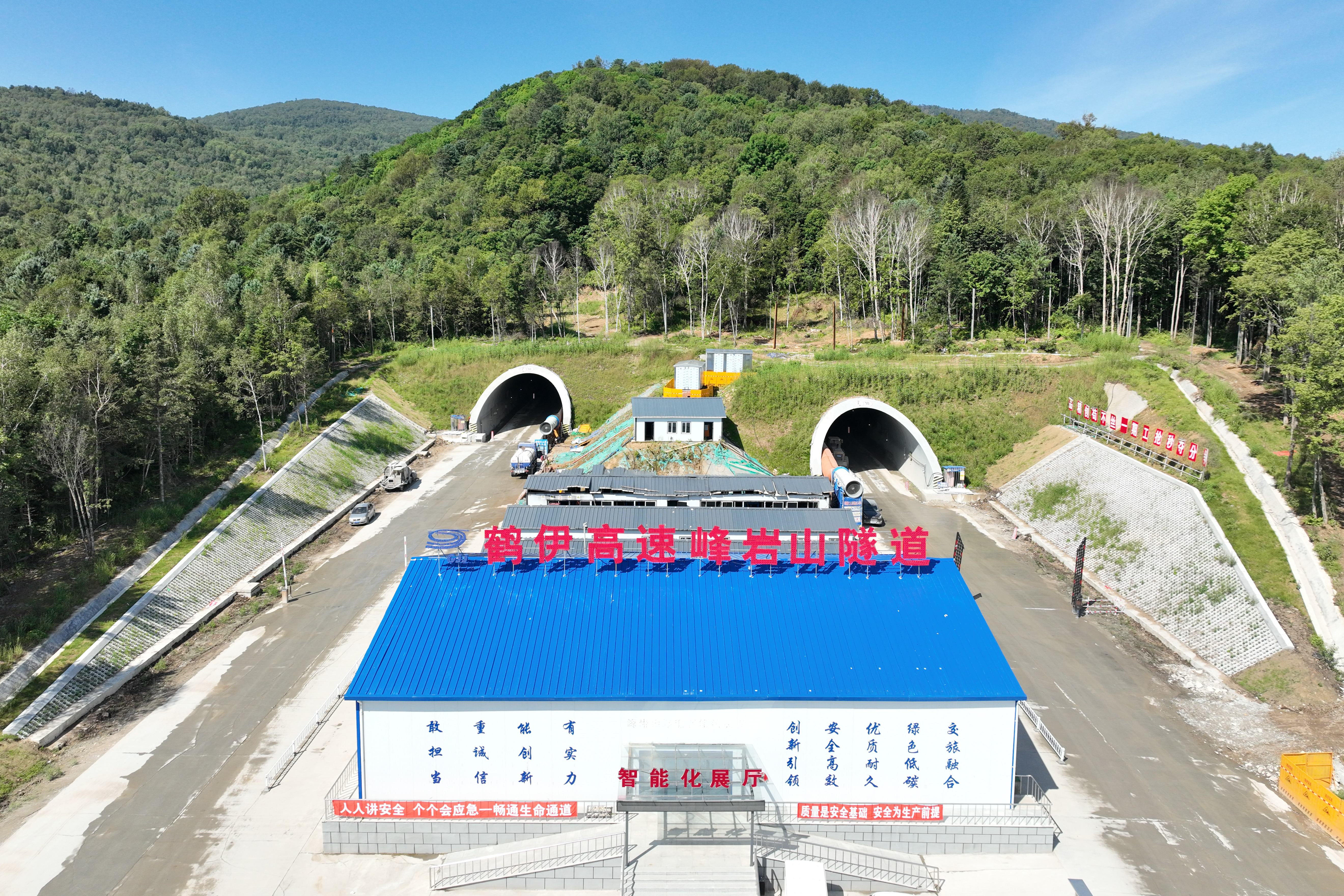 项目建设进行时 | 公司承建的G1111鹤伊高速项目锚定年度目标 加快推进项目建设(图3)